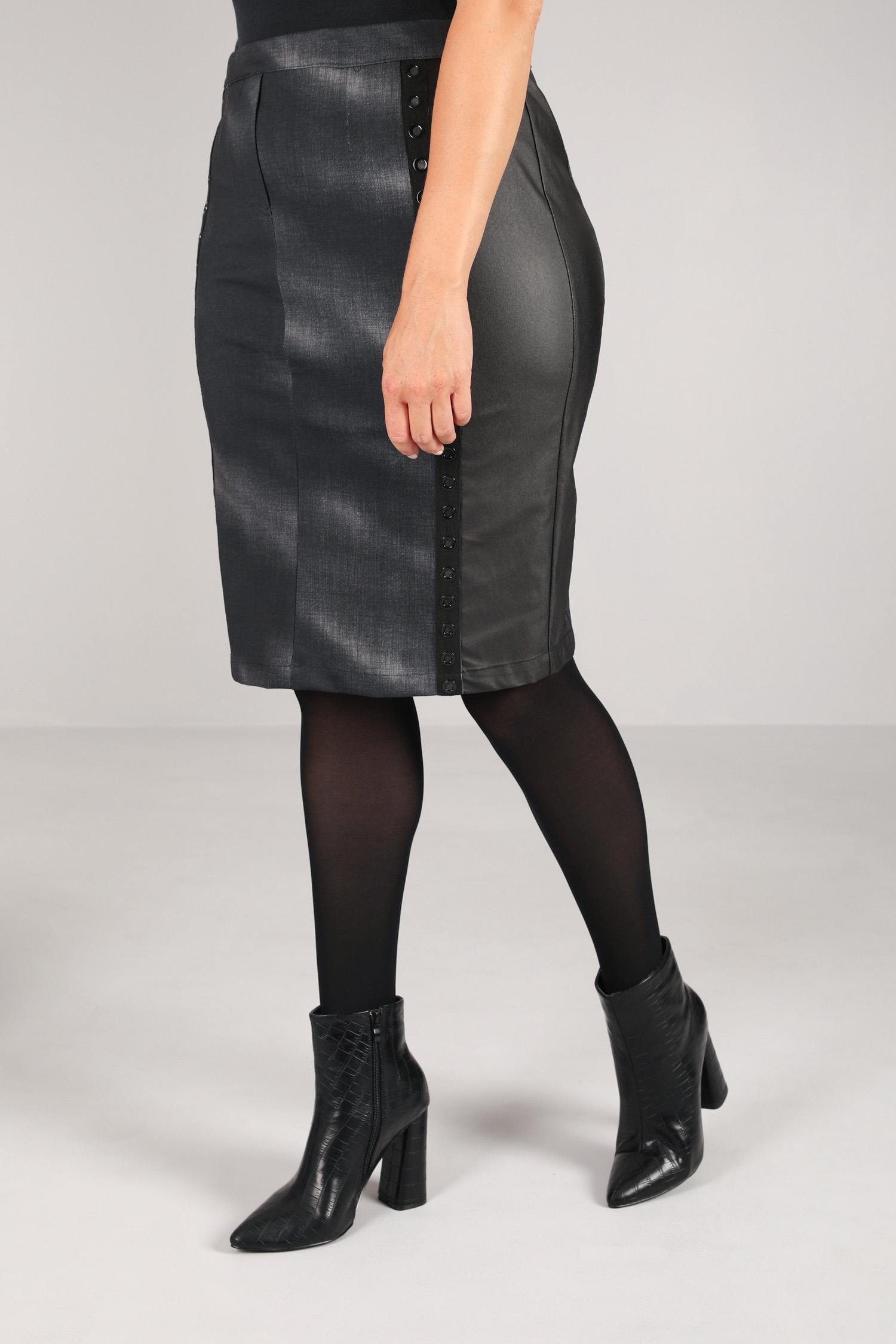 Bi-material straight skirt