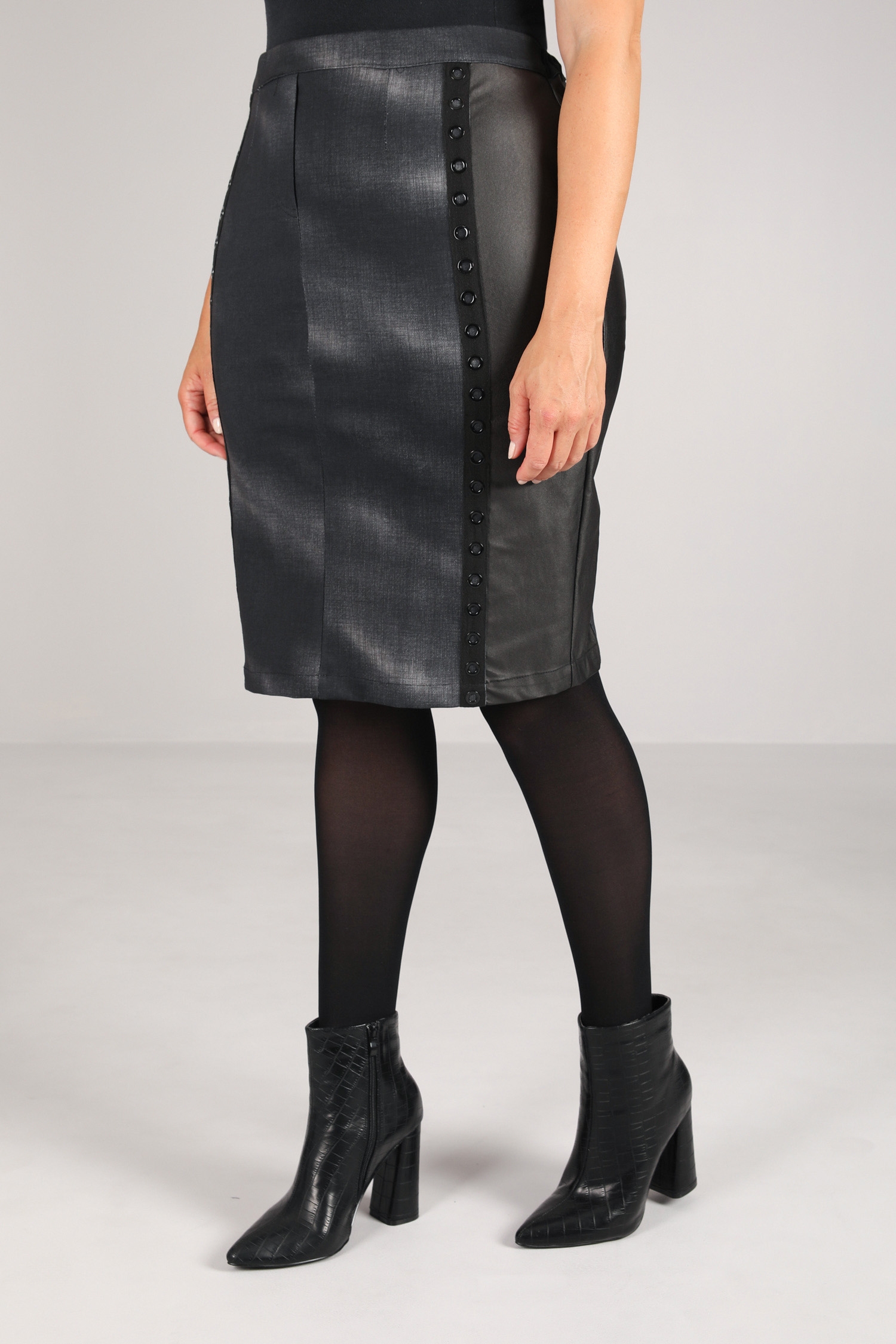 Bi-material straight skirt