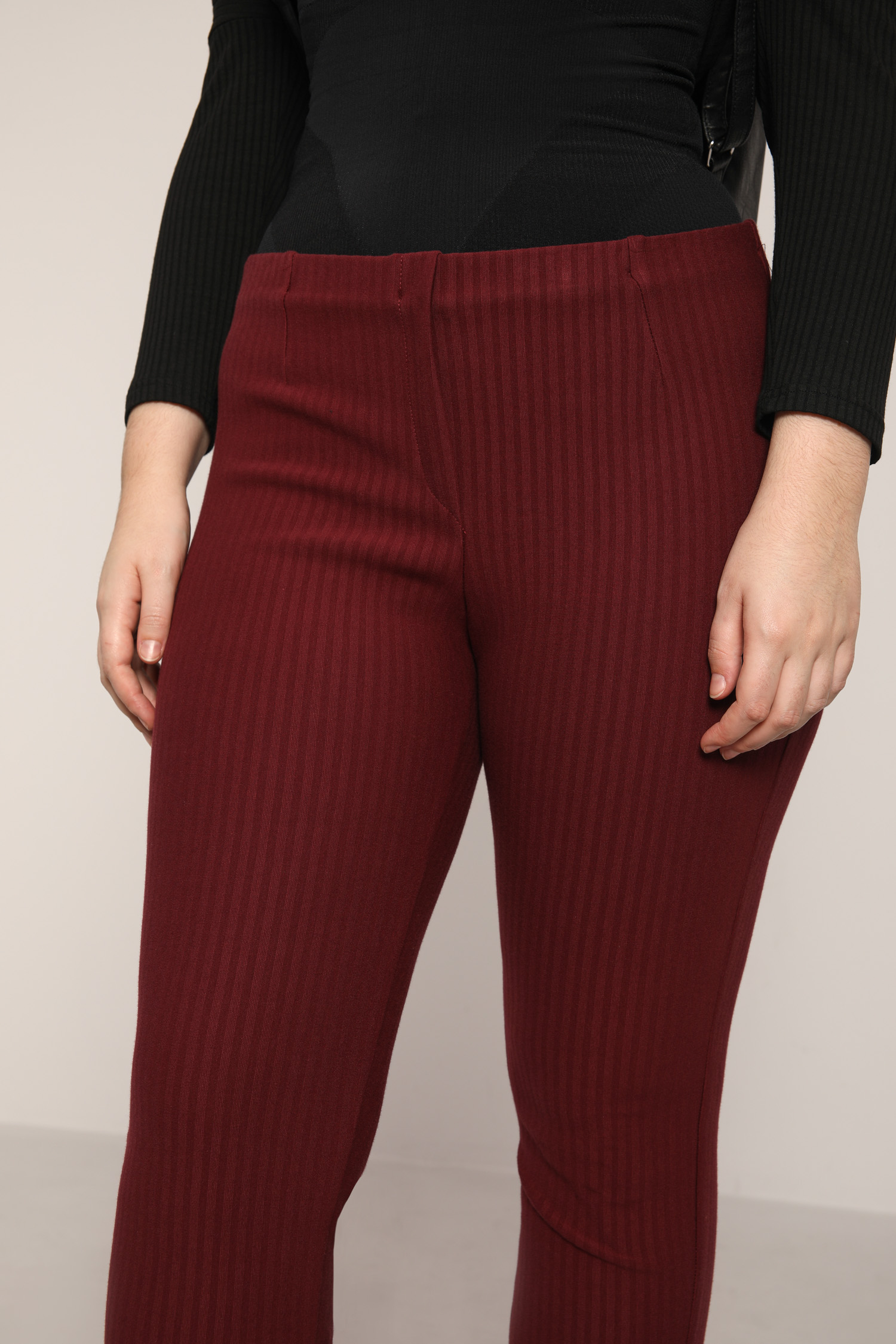 Thin stripe shaping knit pants