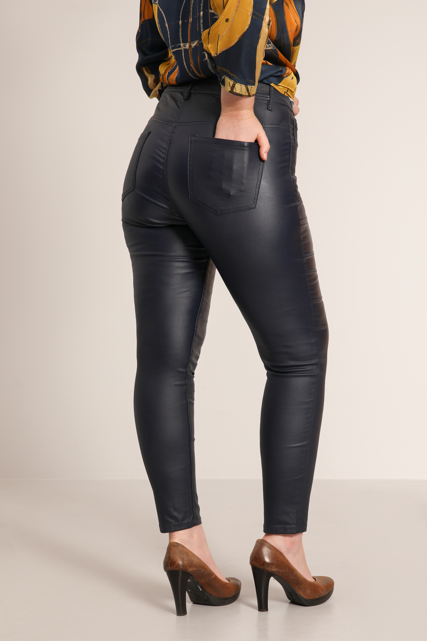 Slim coated jeans