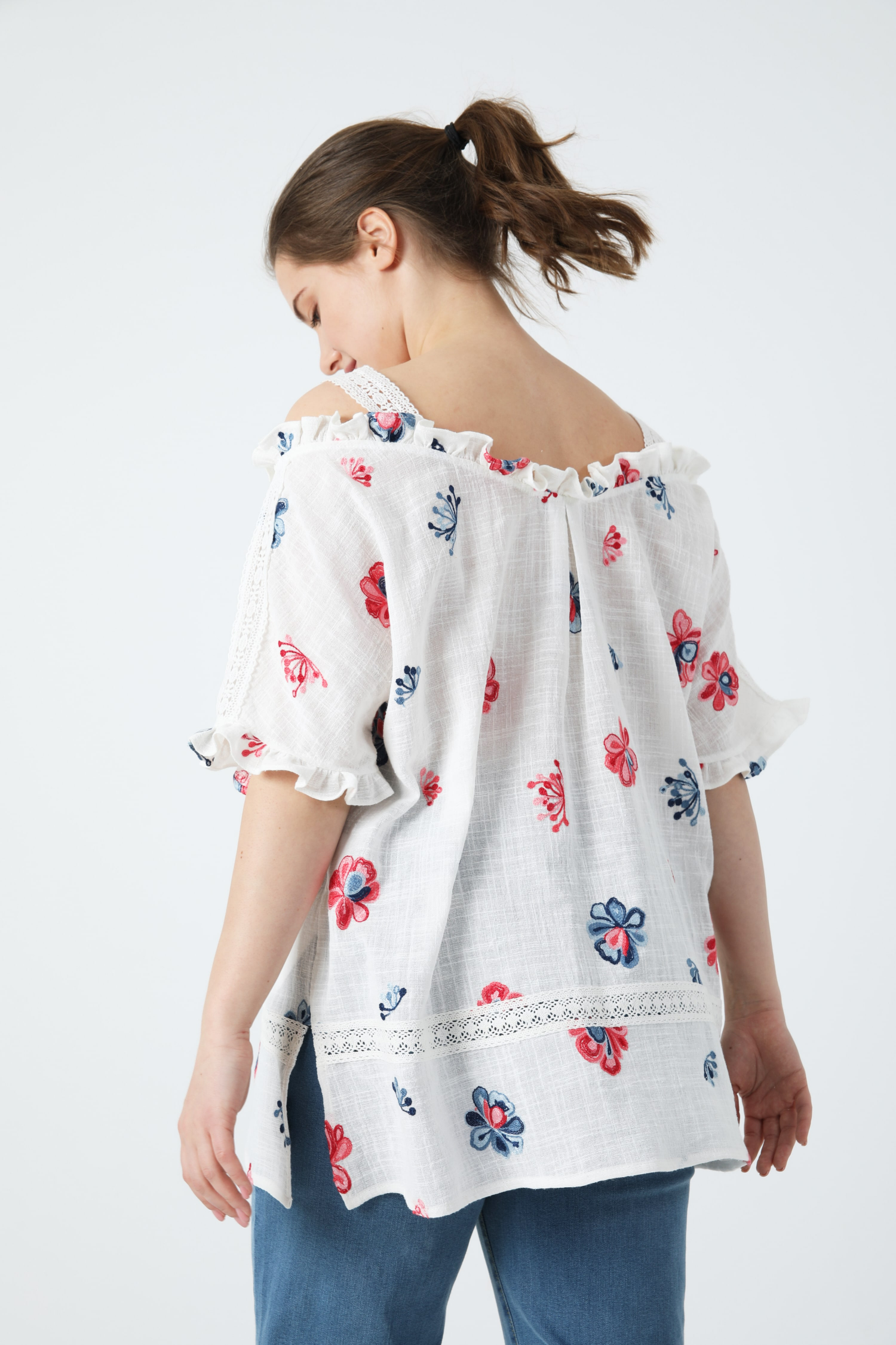 Flower embroidered cotton strappy blouse (shipping March 25/31)