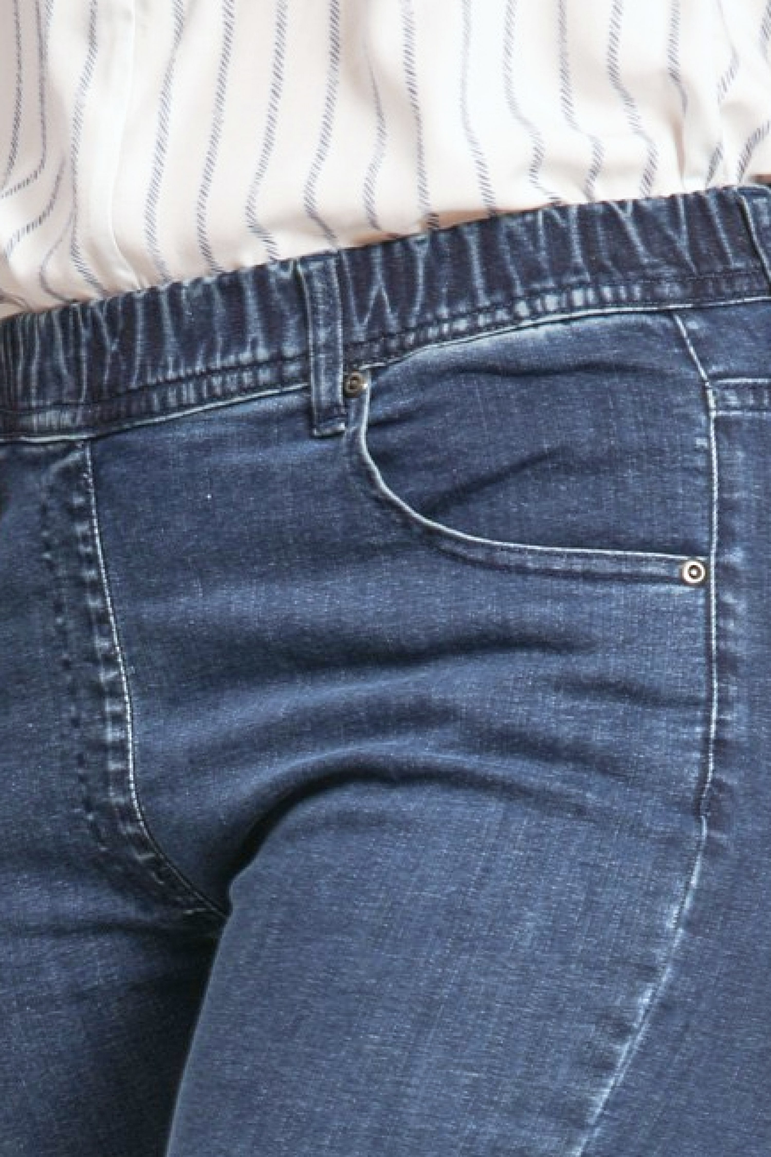 7/8 jeans with zip at the bottom