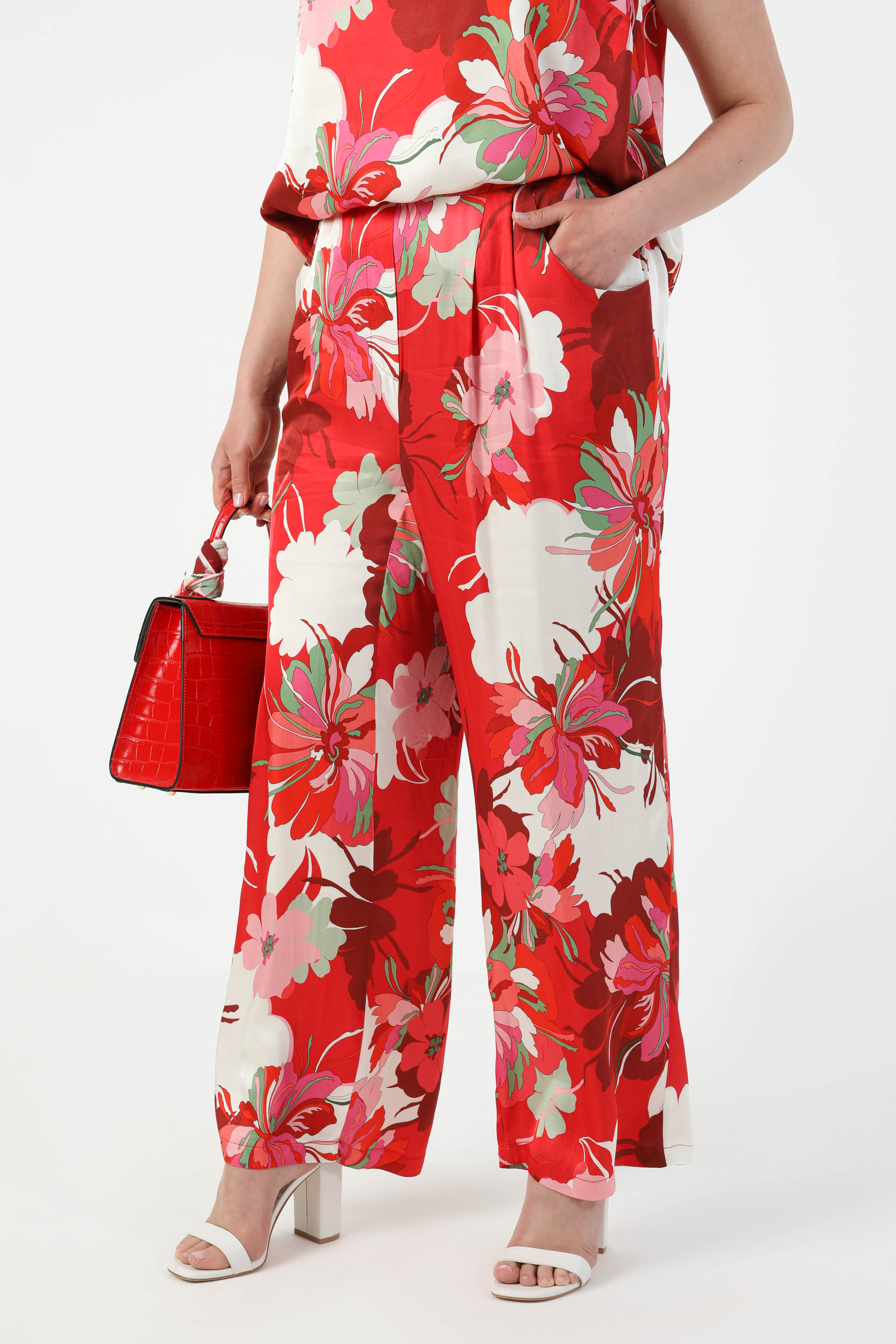 Flowing satin floral print trousers in eco-responsible fabrics