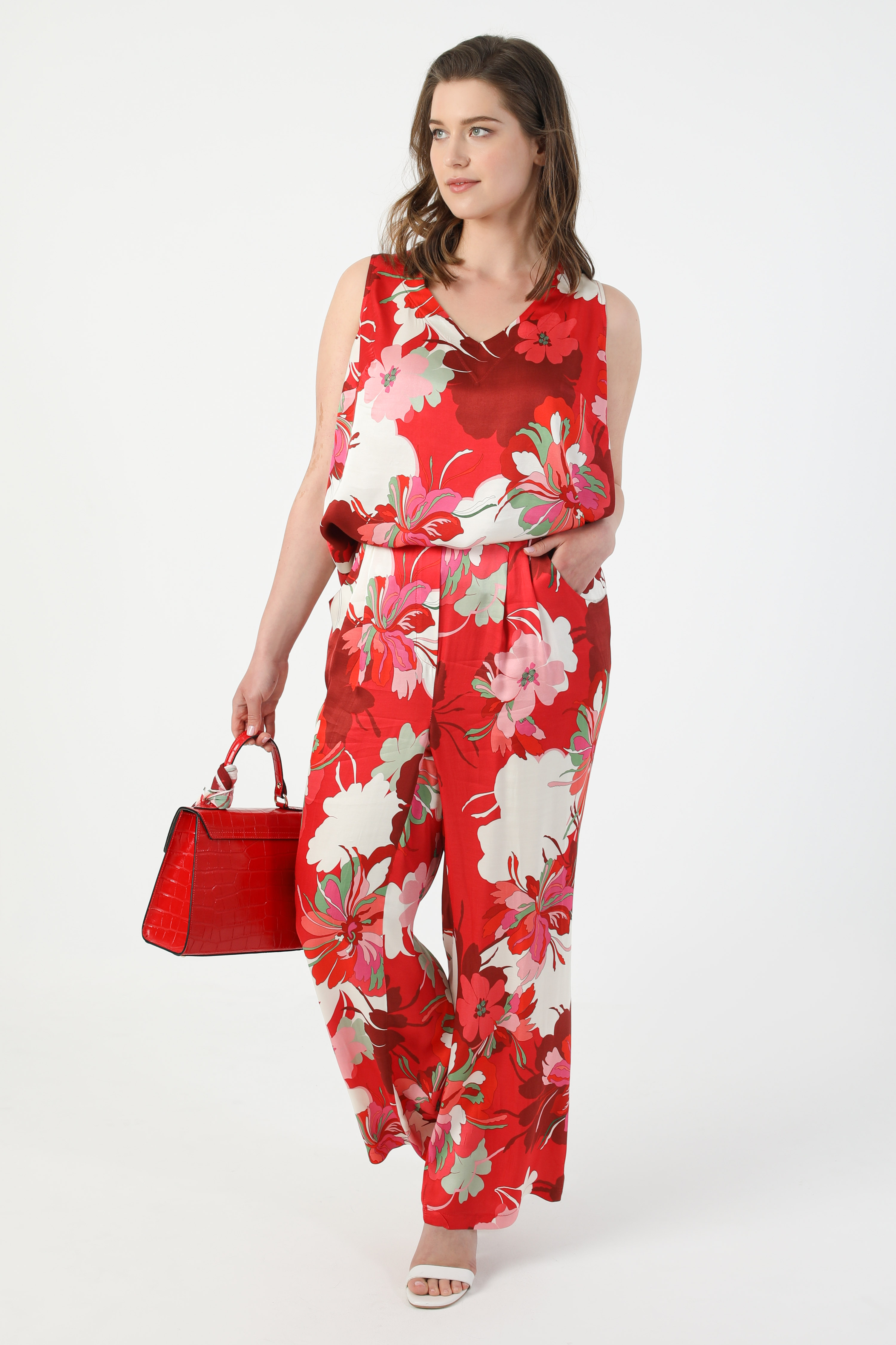 Flowing satin floral print trousers in eco-responsible fabrics