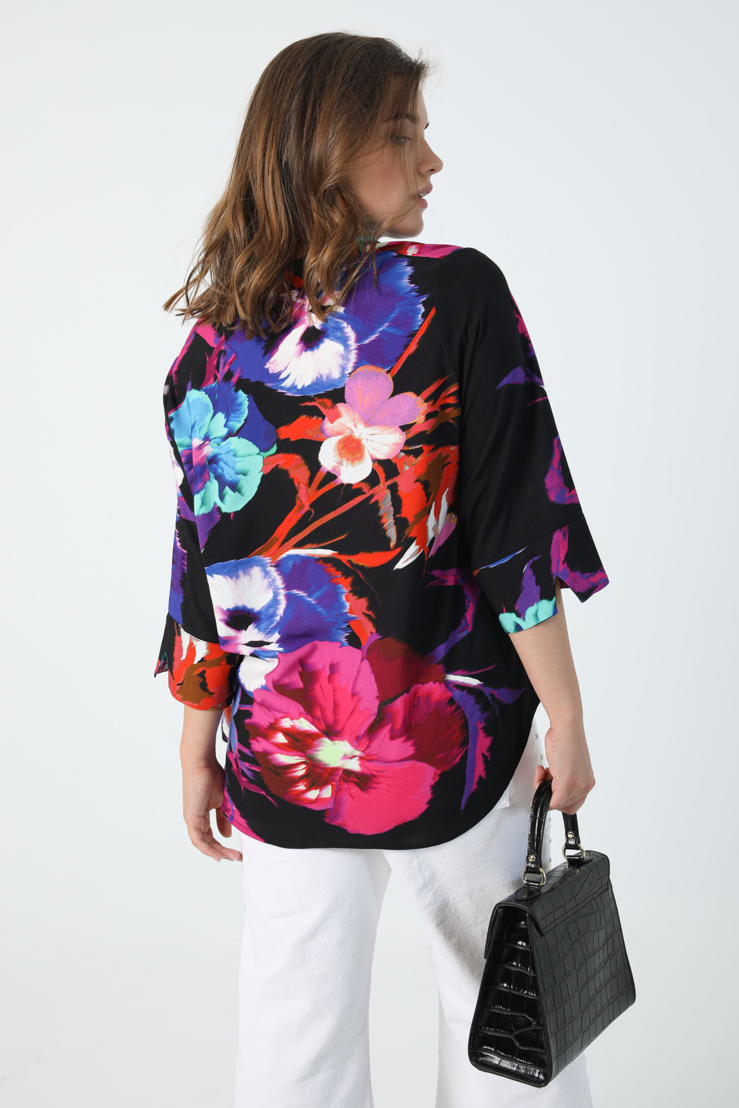 blouse with a design placed éco-responsable fabric