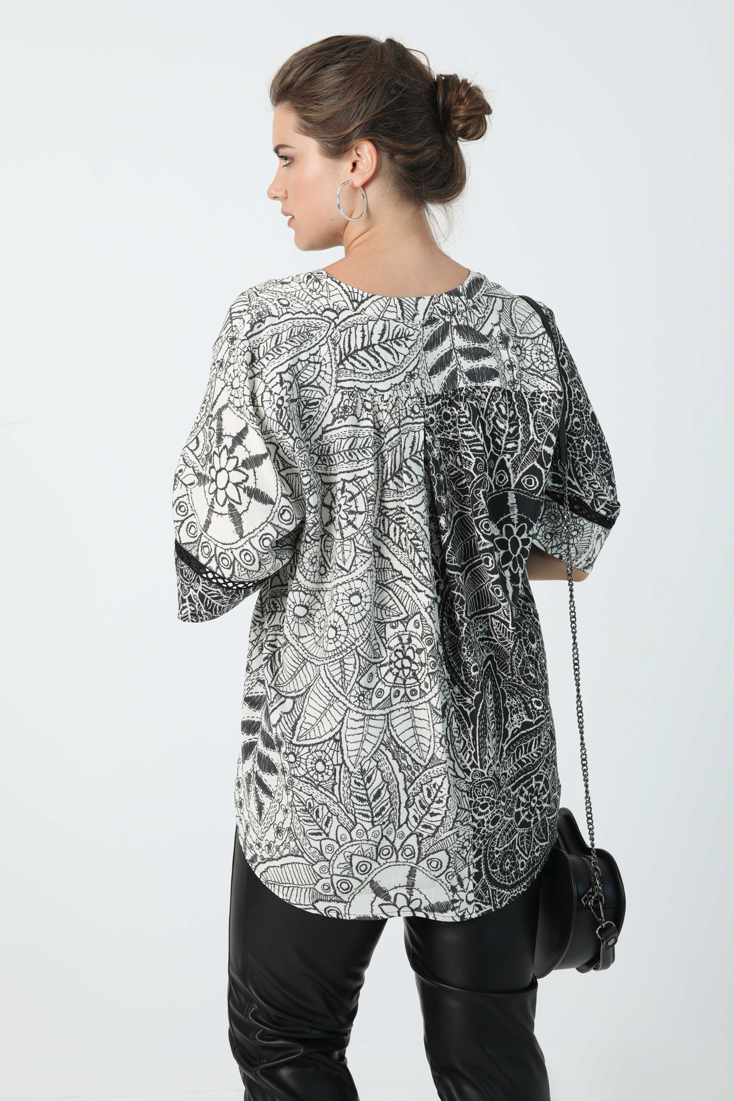 Black and white floral print blouse in oeko-tex fabric