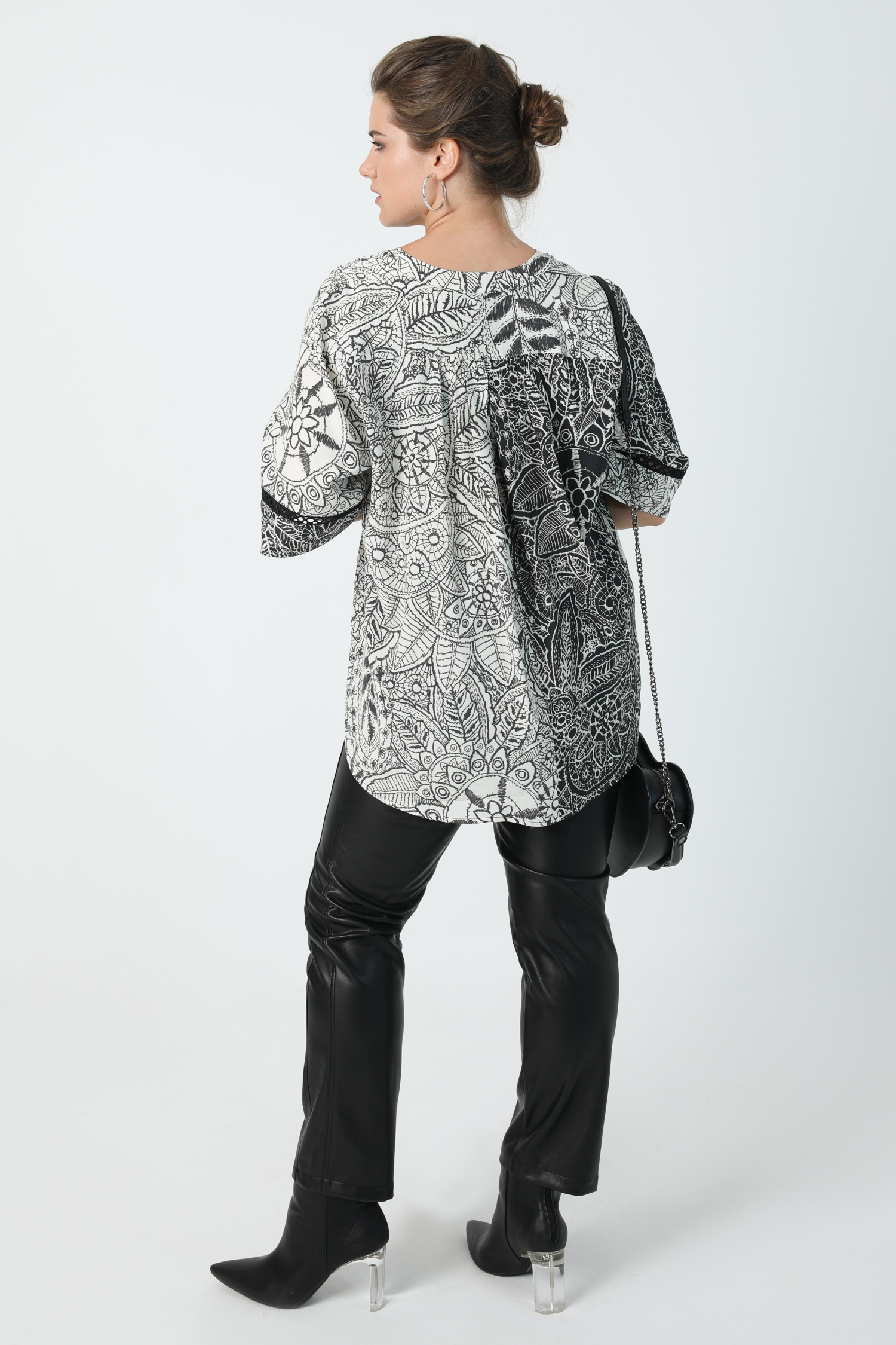 Black and white floral print blouse in oeko-tex fabric
