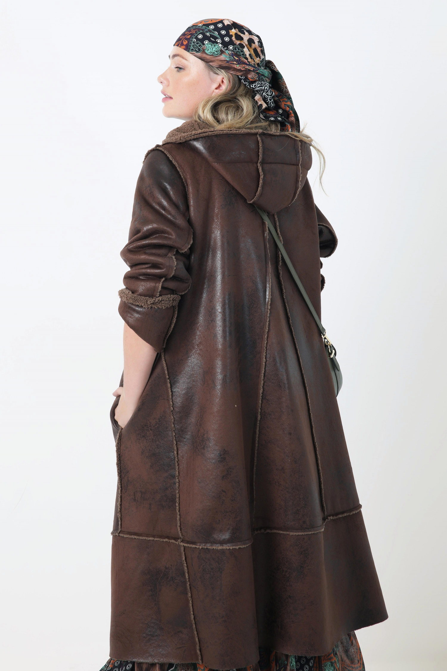 Manteau à capuche en mouton retourné végan
