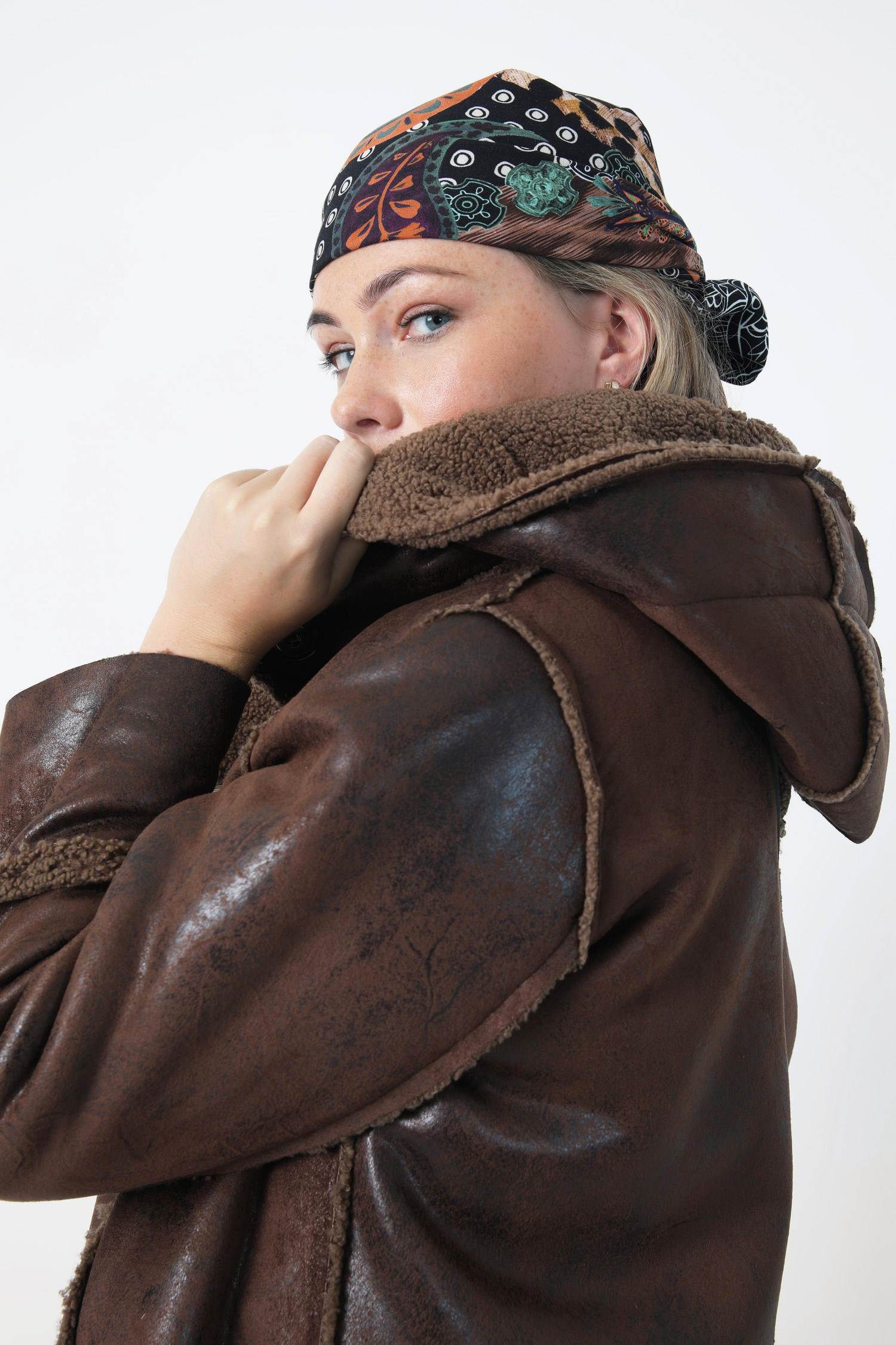 Manteau à capuche en mouton retourné végan
