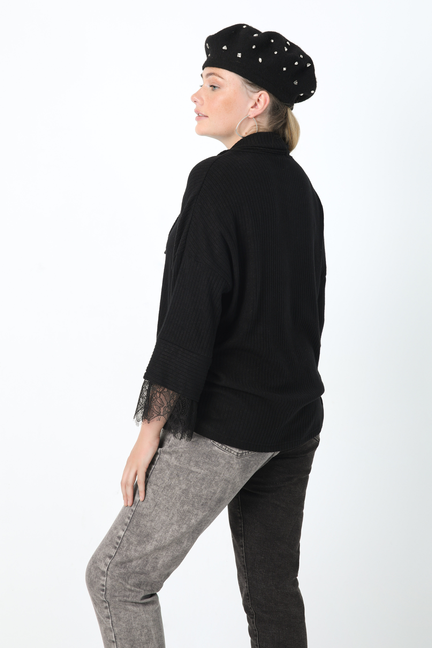 Pull en maille unie côtelée avec dentelle