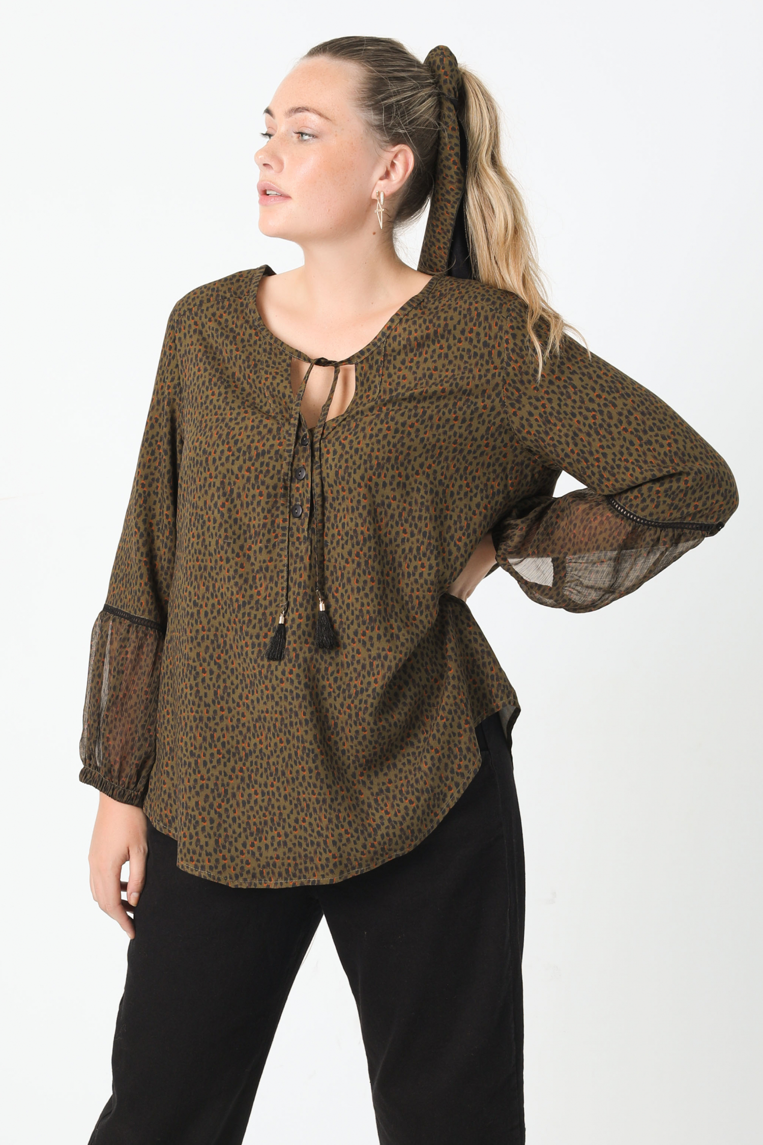 Printed blouse with decorative éco-responsable fabric tie