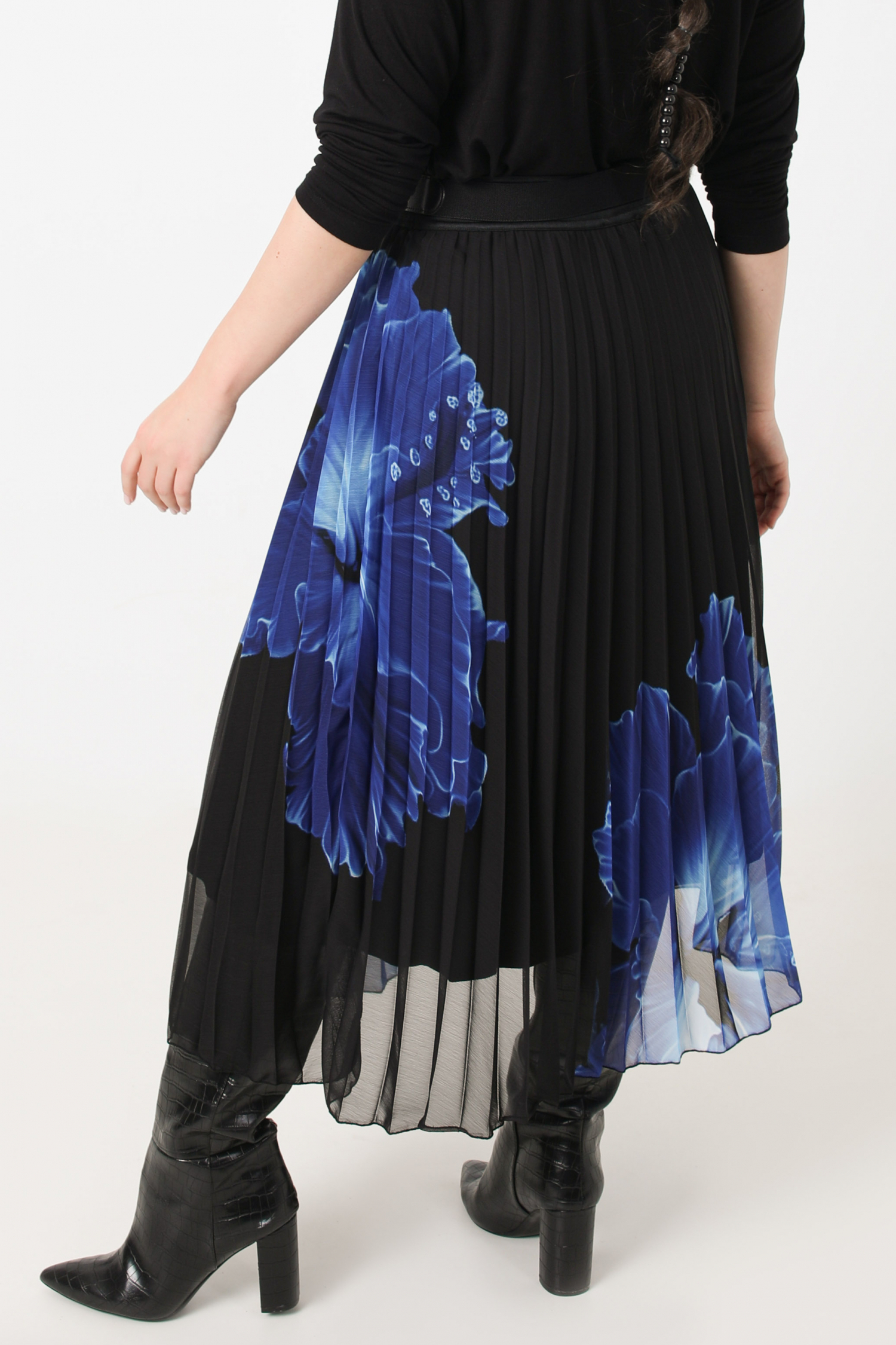 Pleated skirt with flower print (shipping March 10/15)
