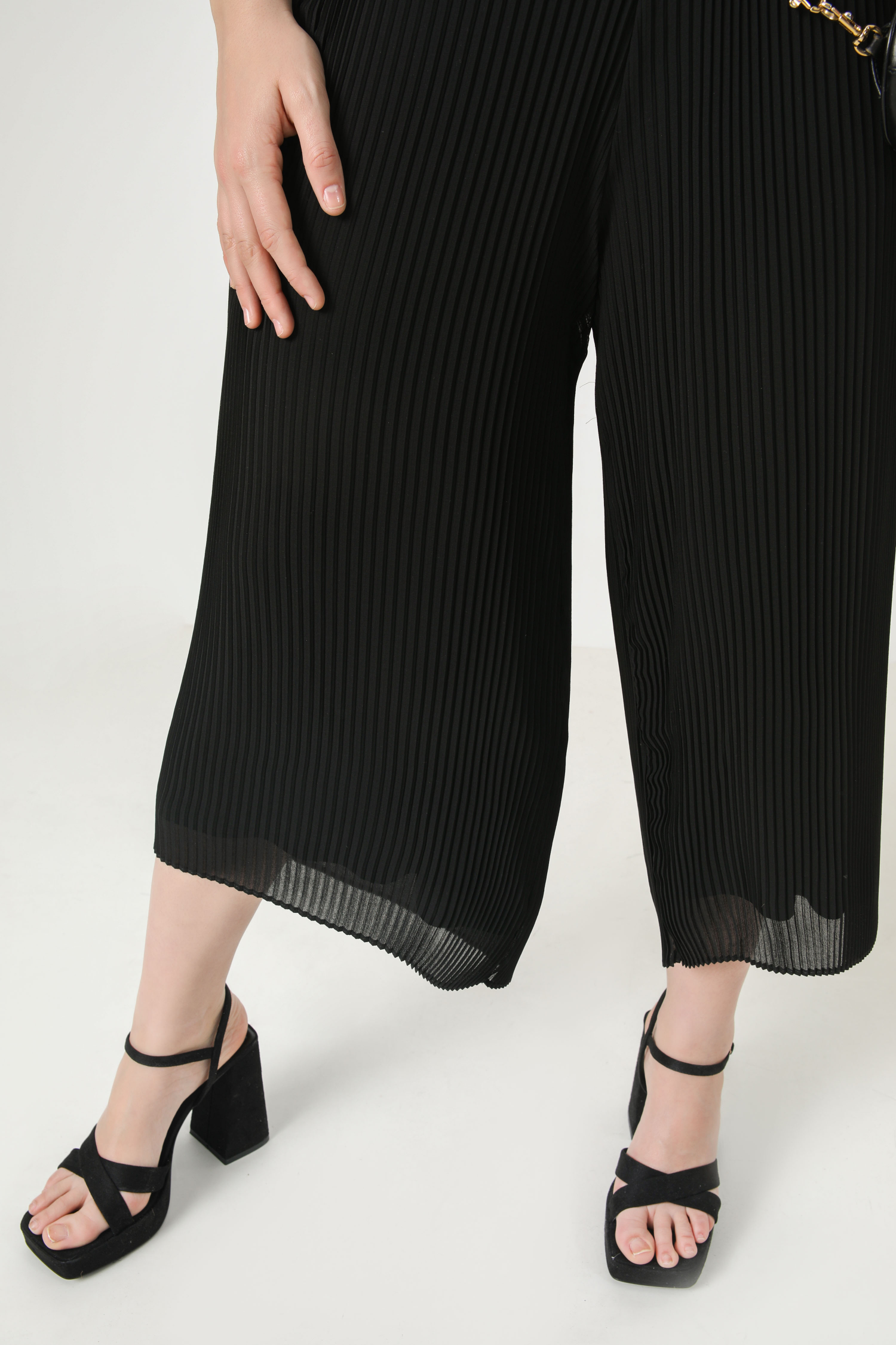 Plain pleated culotte trousers