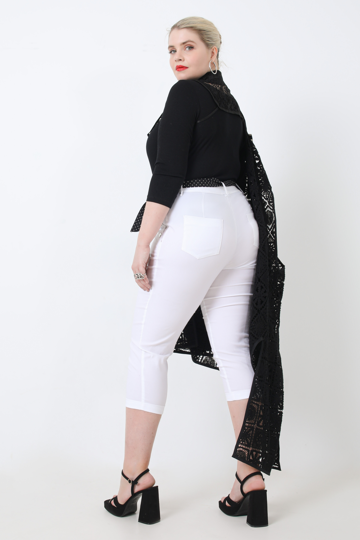 Plain stretch cropped trousers with polka dot belt