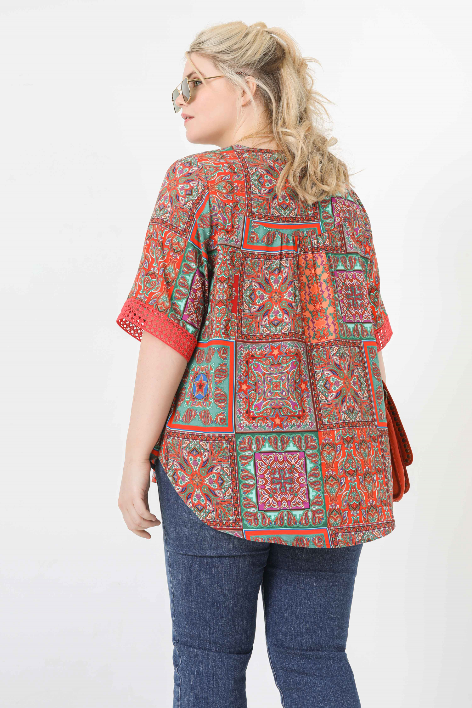 Printed blouse with macramé braid. (shipping March 25/31)