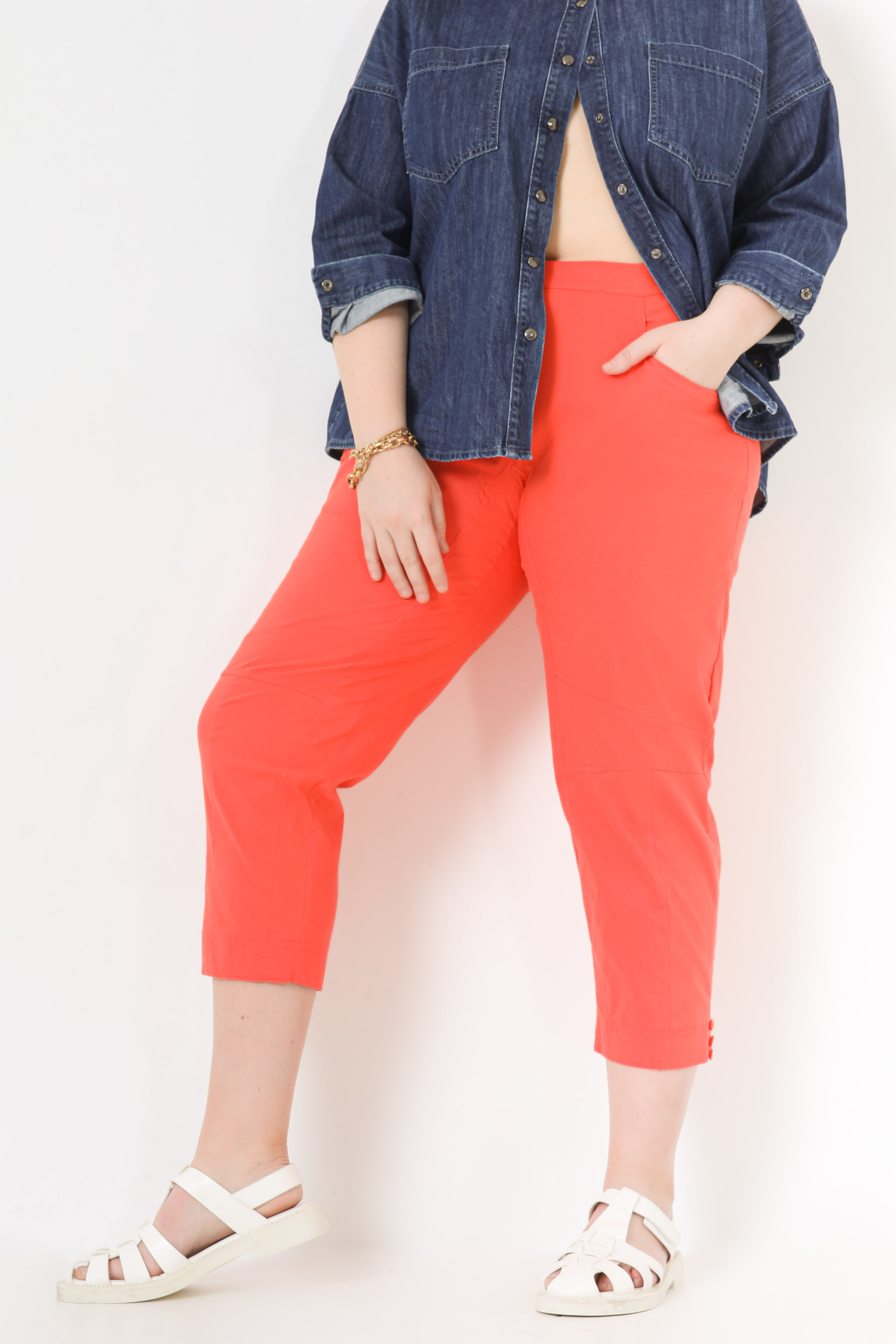 Plain stretch cropped pants with cutout (expedition March 20/25)