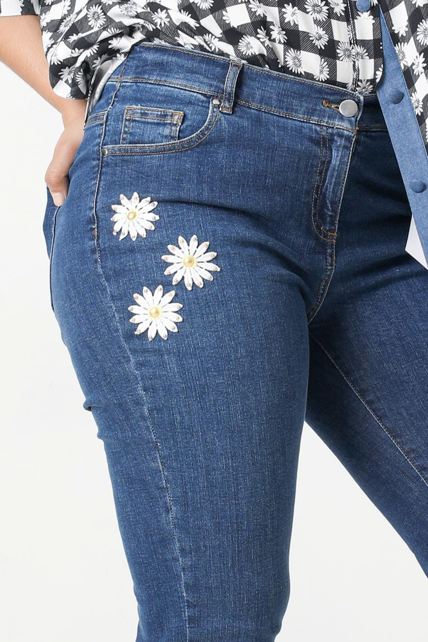 5-pocket jeans with daisy application