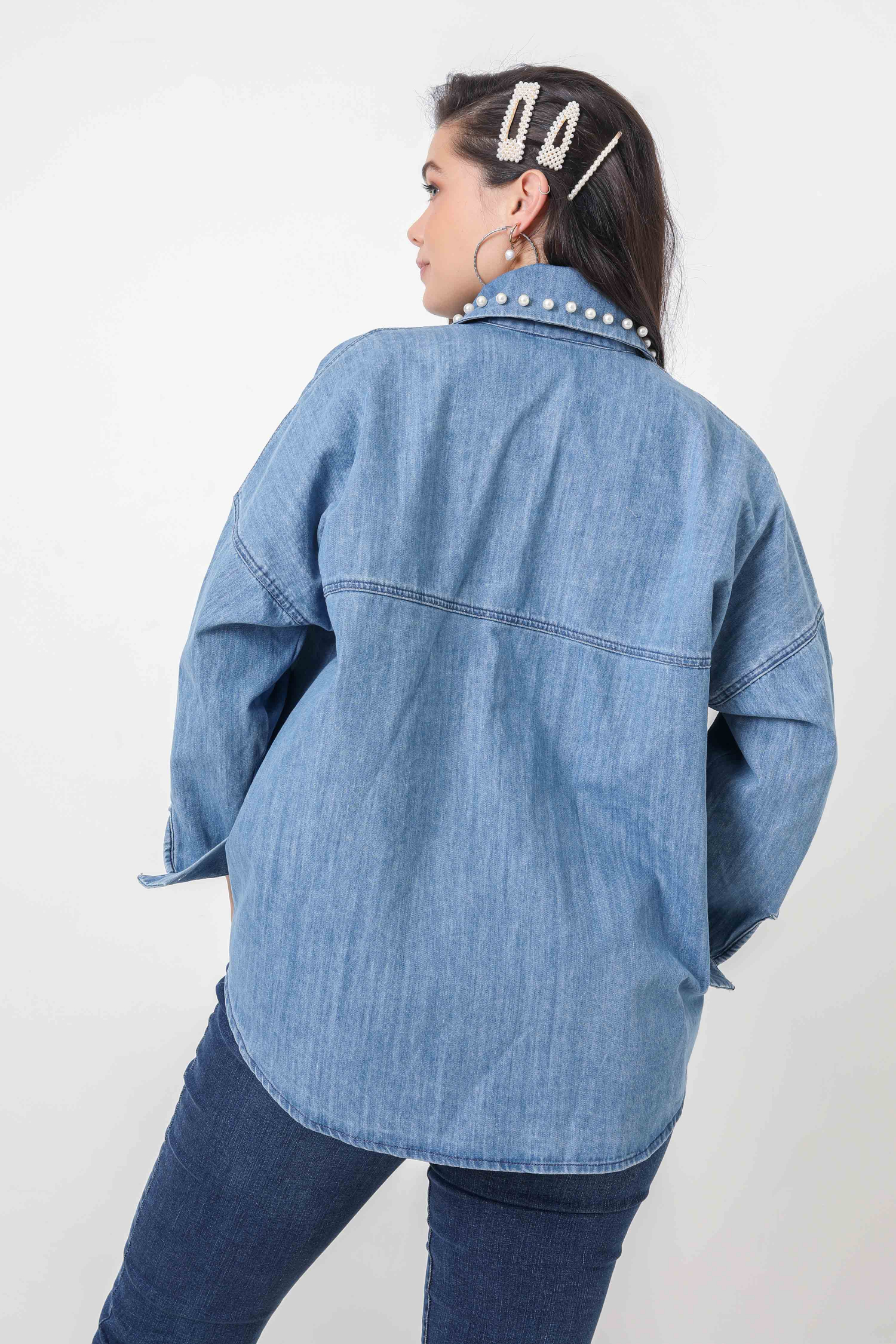 Jeans shirt with decorative pearl.