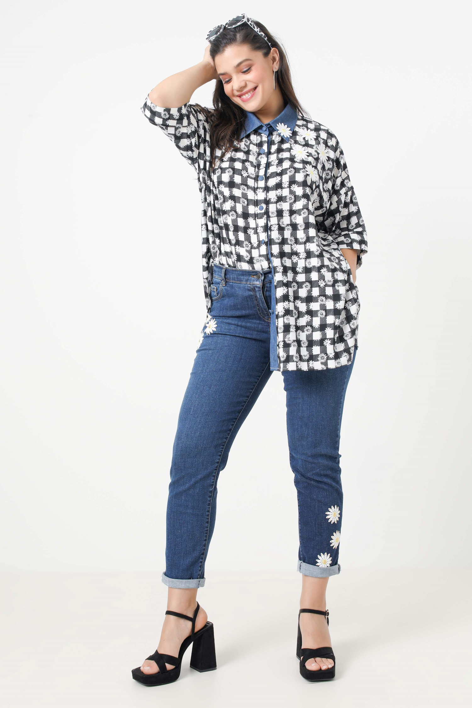 Printed trapeze shirt and eco-responsible material jeans
