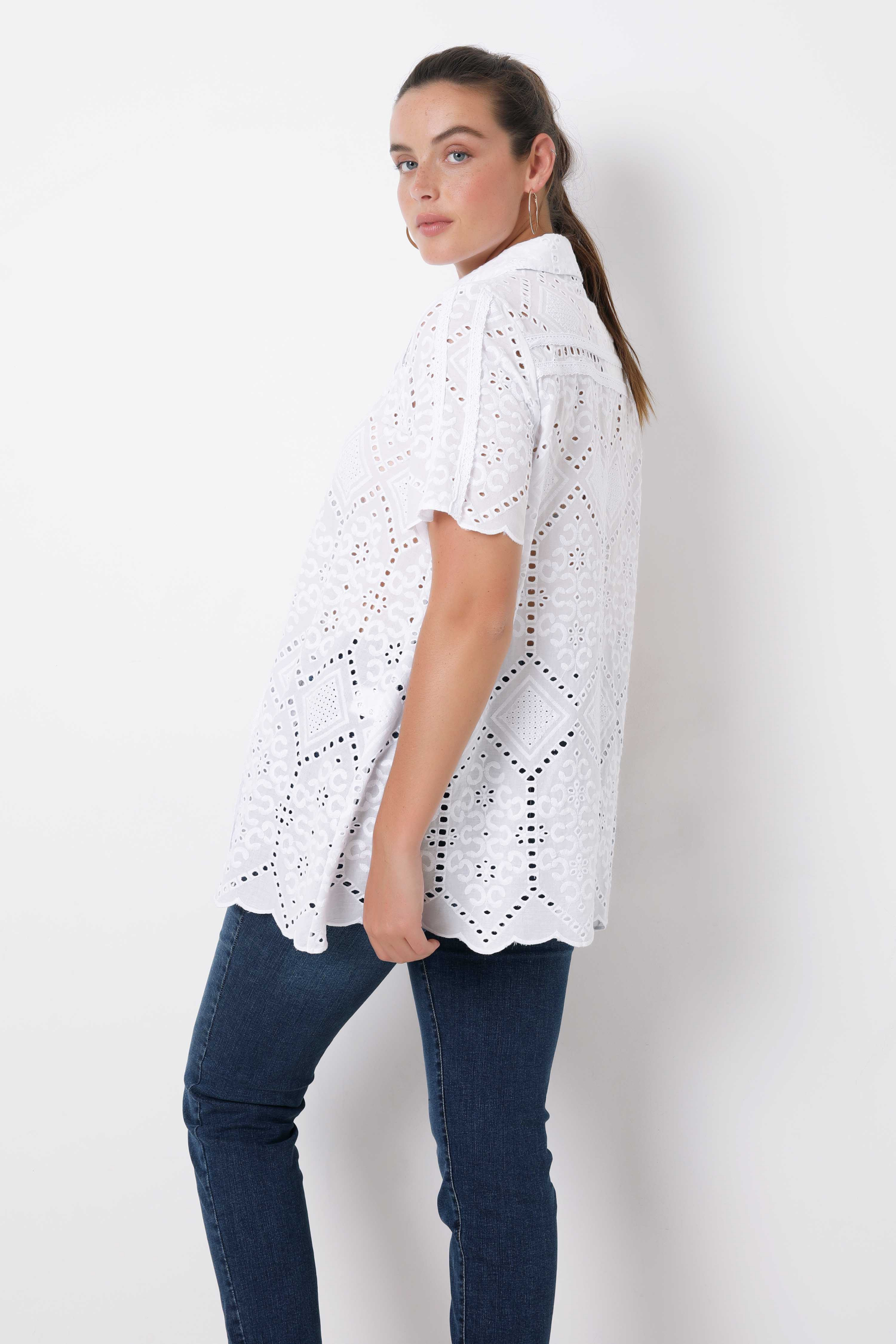 Chemise en broderie anglaise avec galon