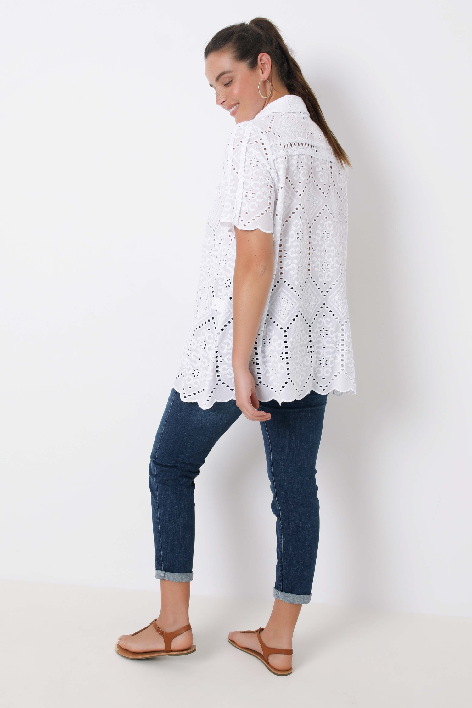 Chemise en broderie anglaise avec galon