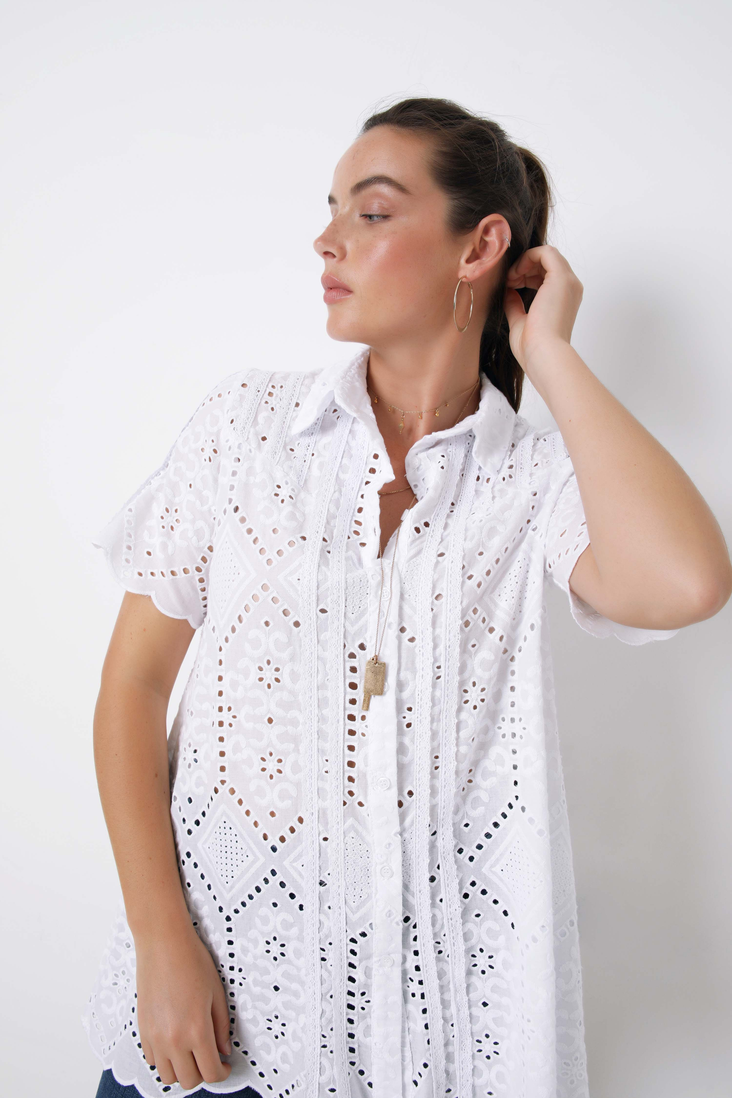 Chemise en broderie anglaise avec galon