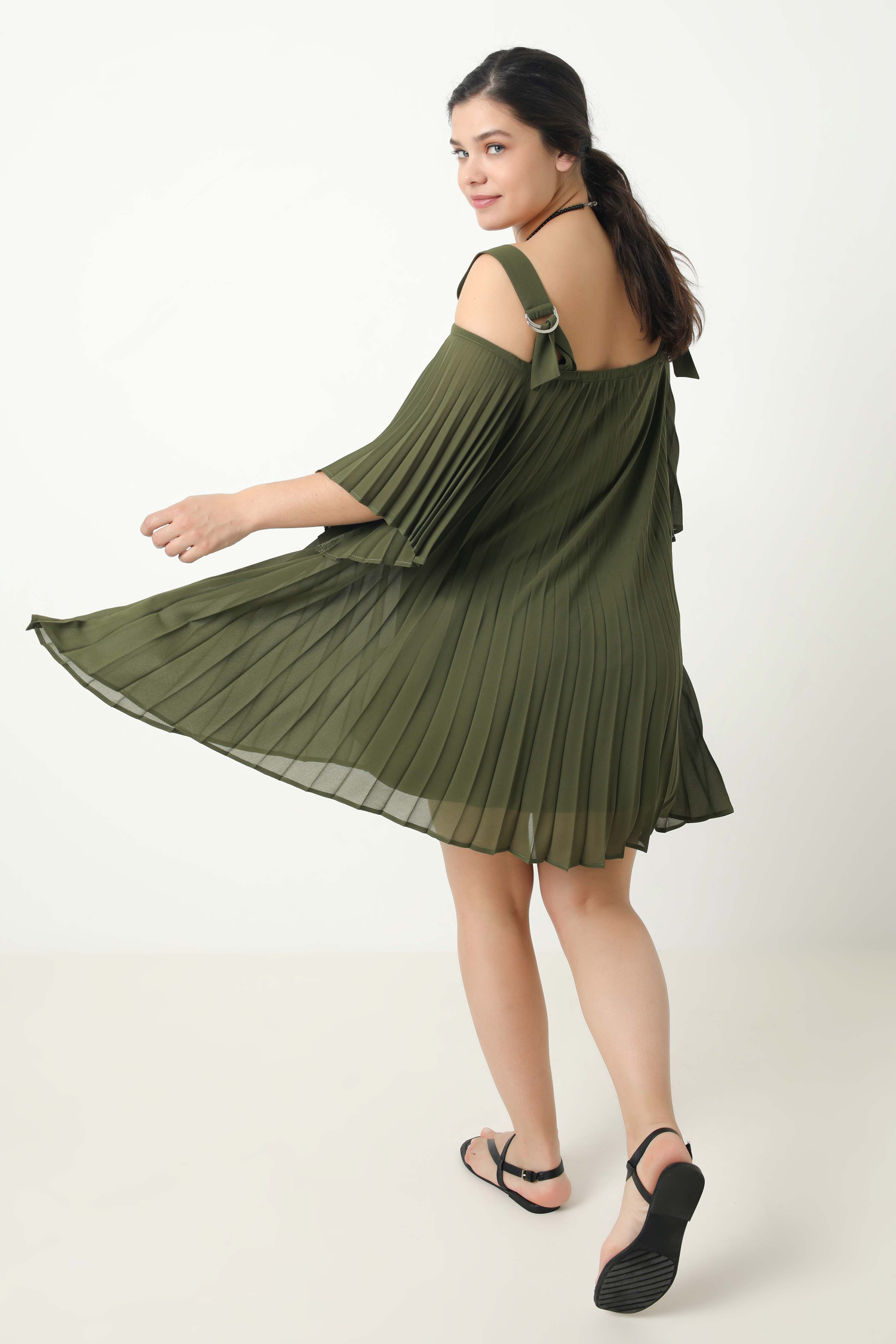Short pleated dress with straps in plain color