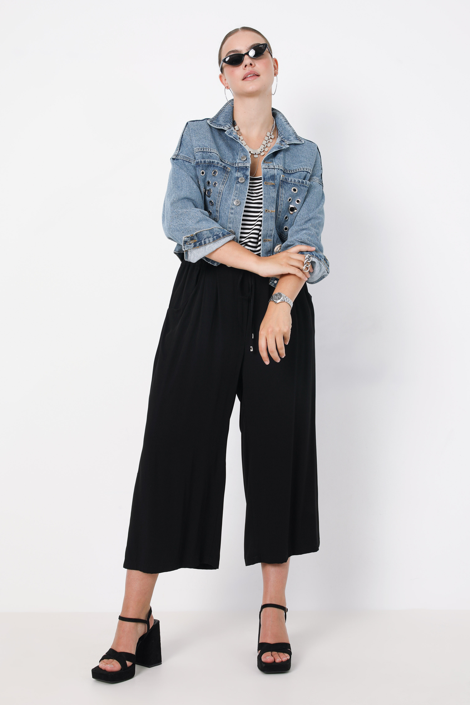 Veste courte en jeans stone avec œillets