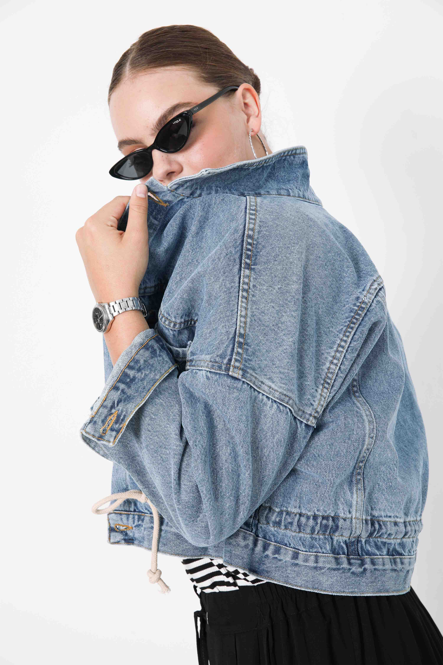Veste courte en jeans stone avec œillets