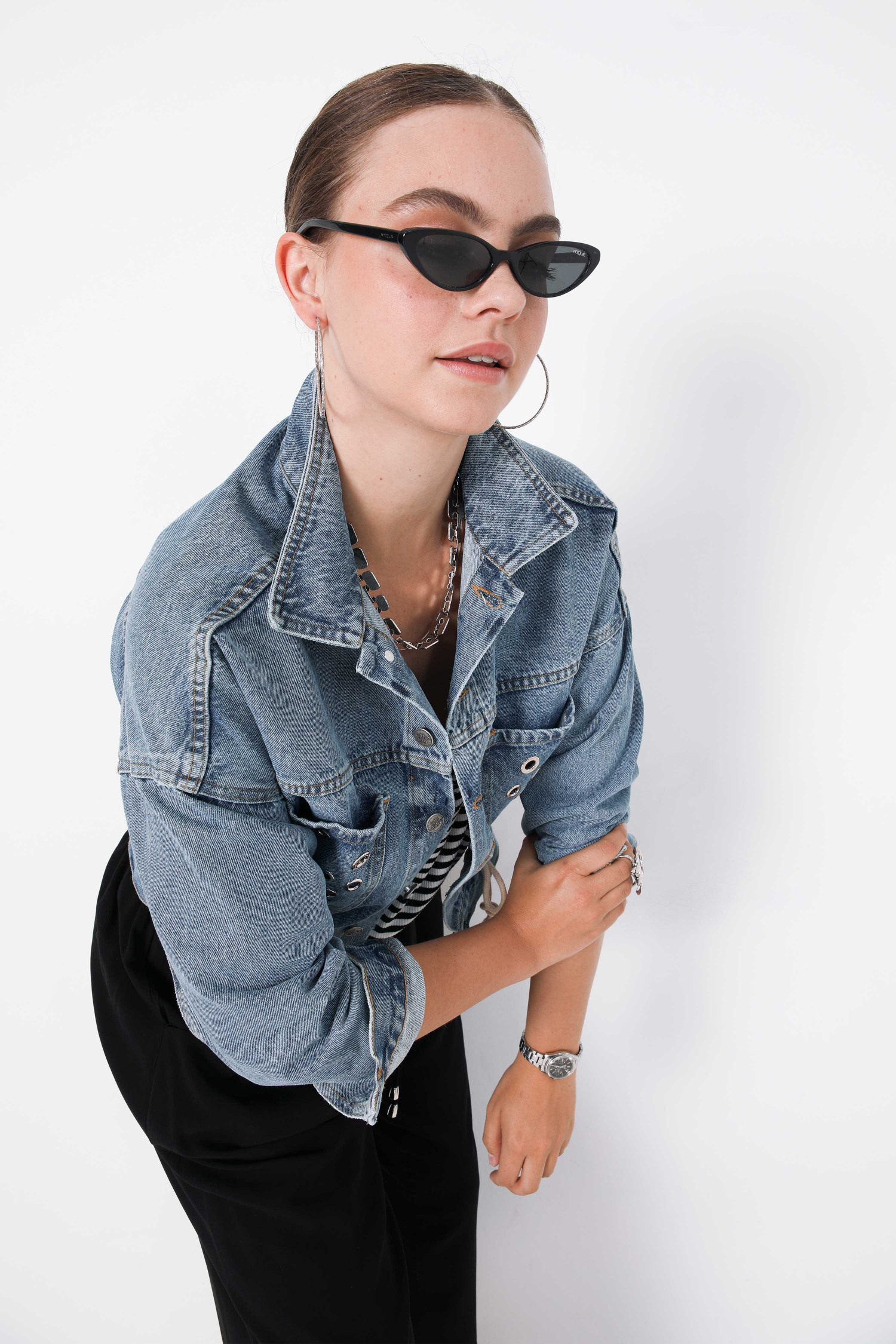 Veste courte en jeans stone avec œillets
