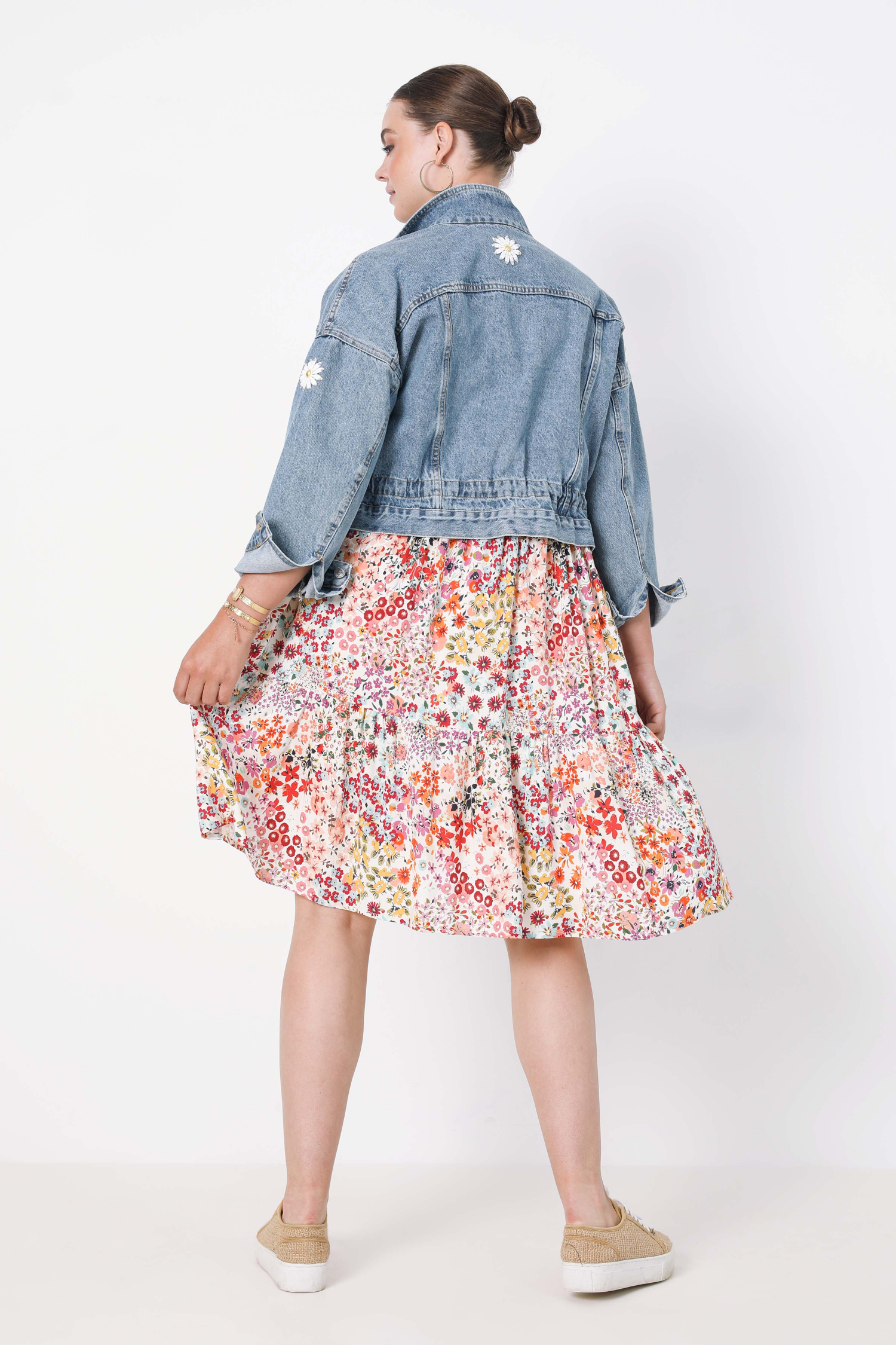 Short denim jacket with daisy