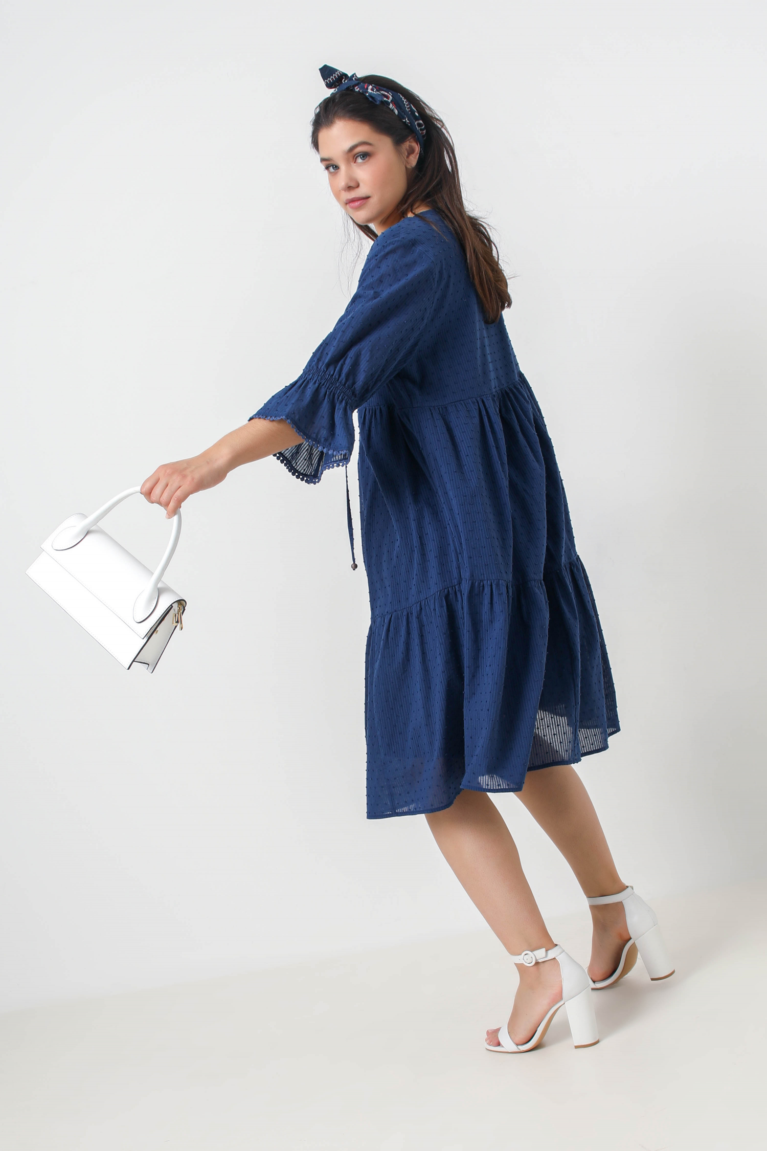 Robe mi-longue en plumetis avec un galon