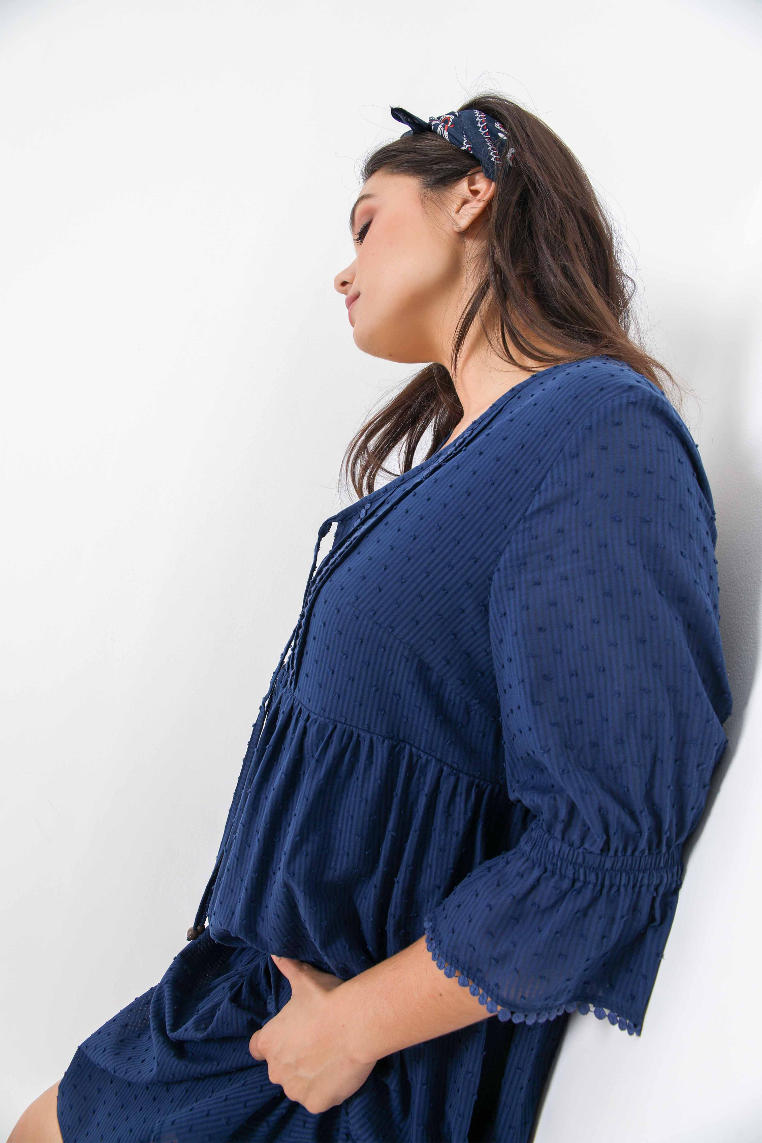 Robe mi-longue en plumetis avec un galon