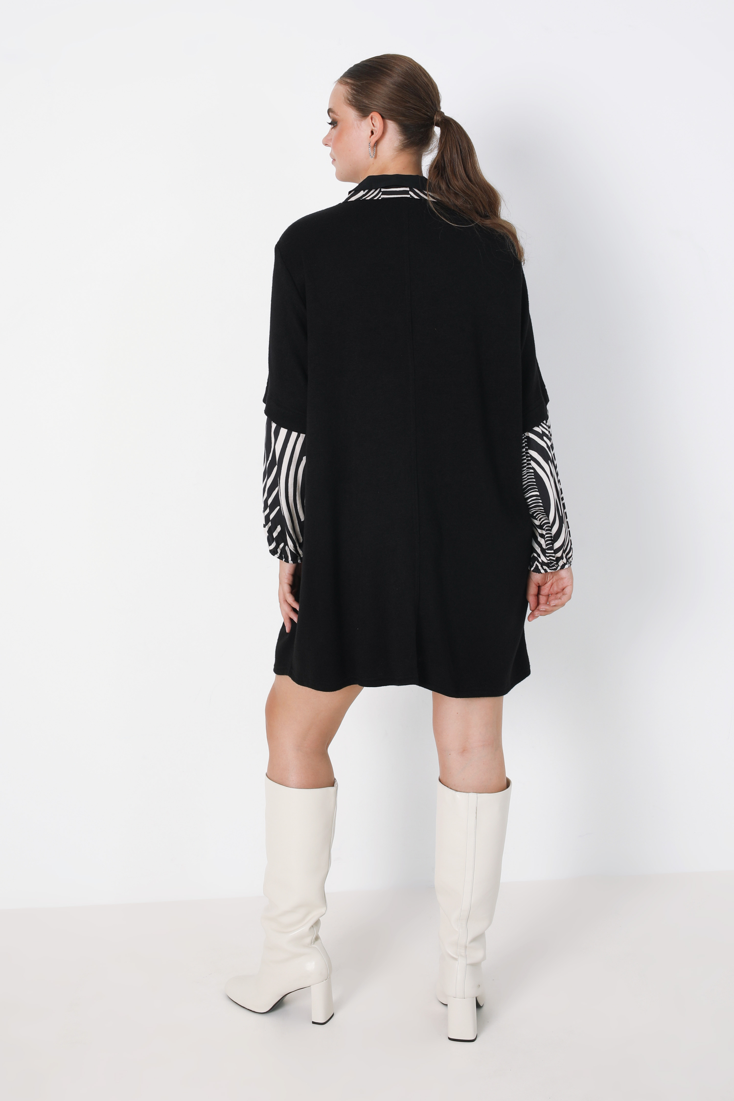 Knit tunic and printed veil