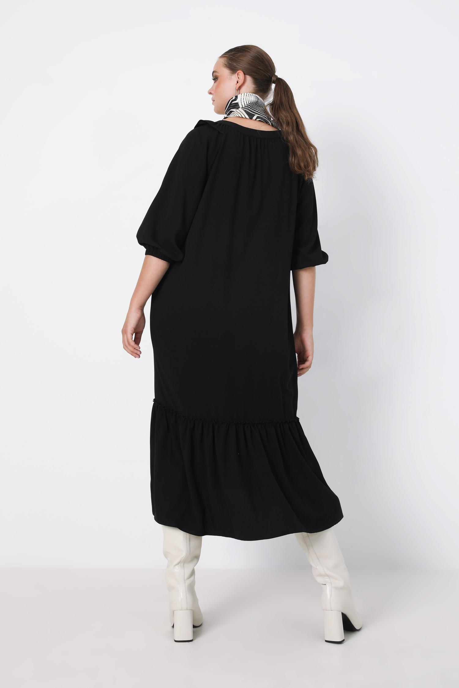 long plain dress with wide ruffle at the bottom (expedition June 15/20)