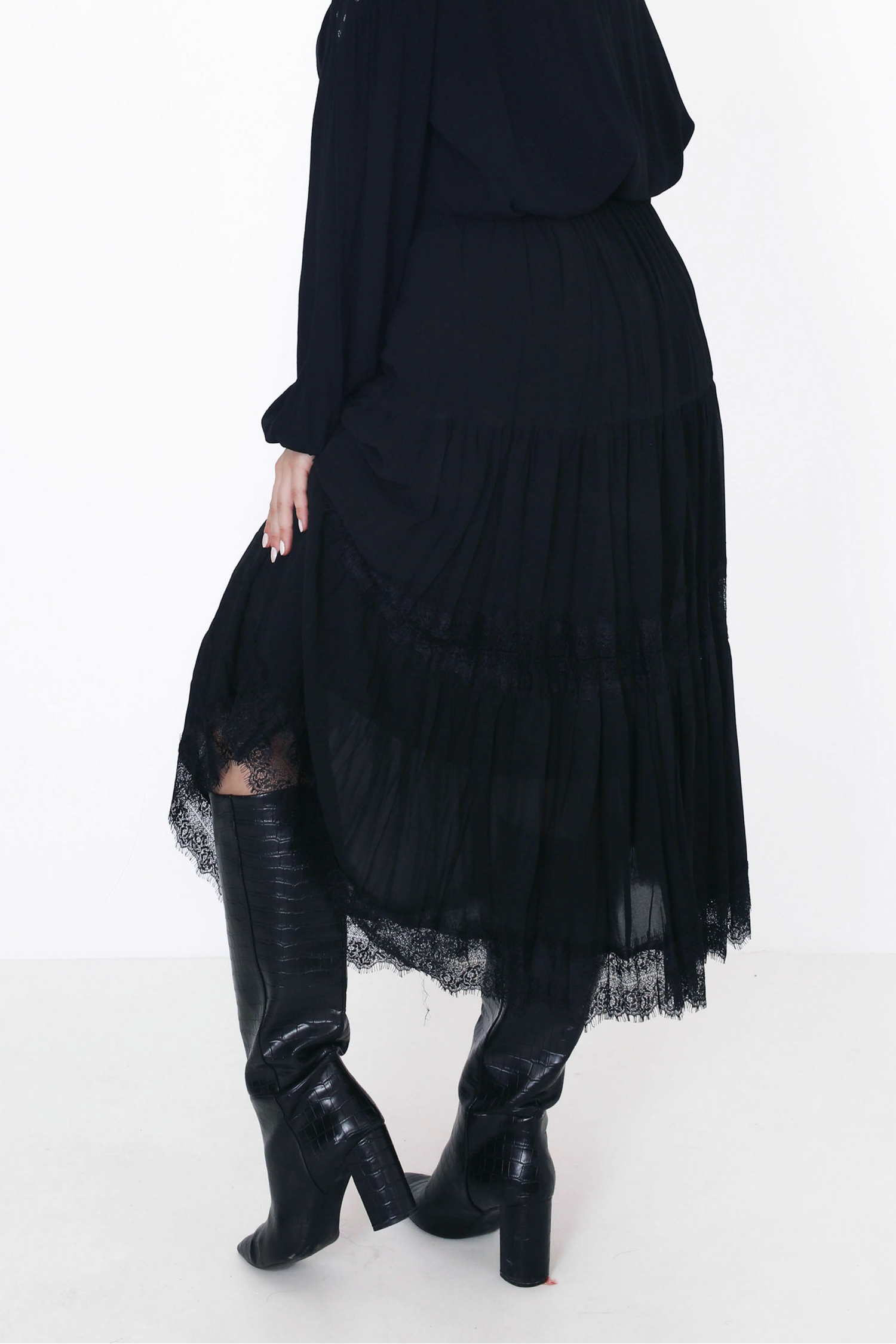 Skirt with ruffles and lace in plain voile