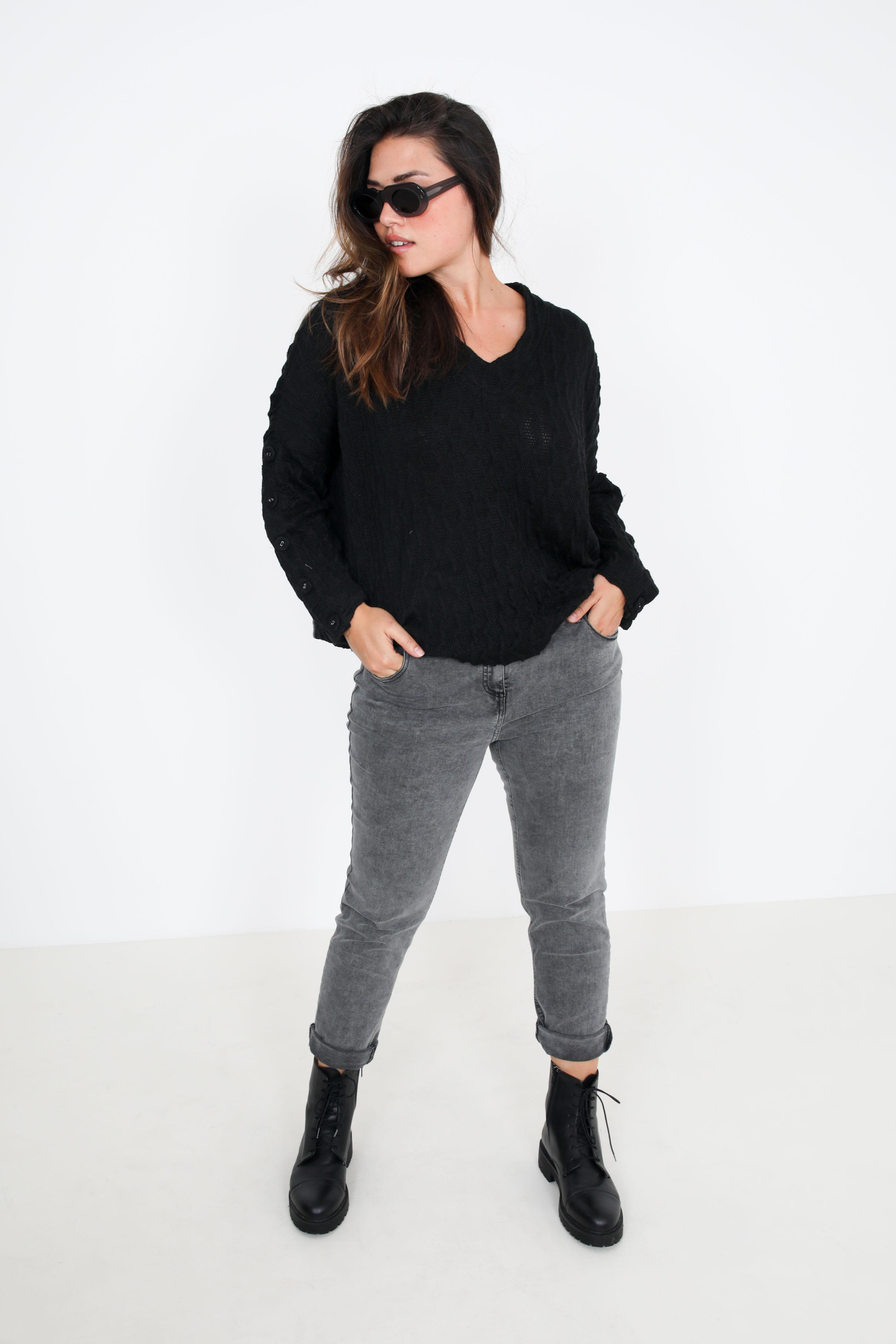 Plain cable knit sweater with buttons