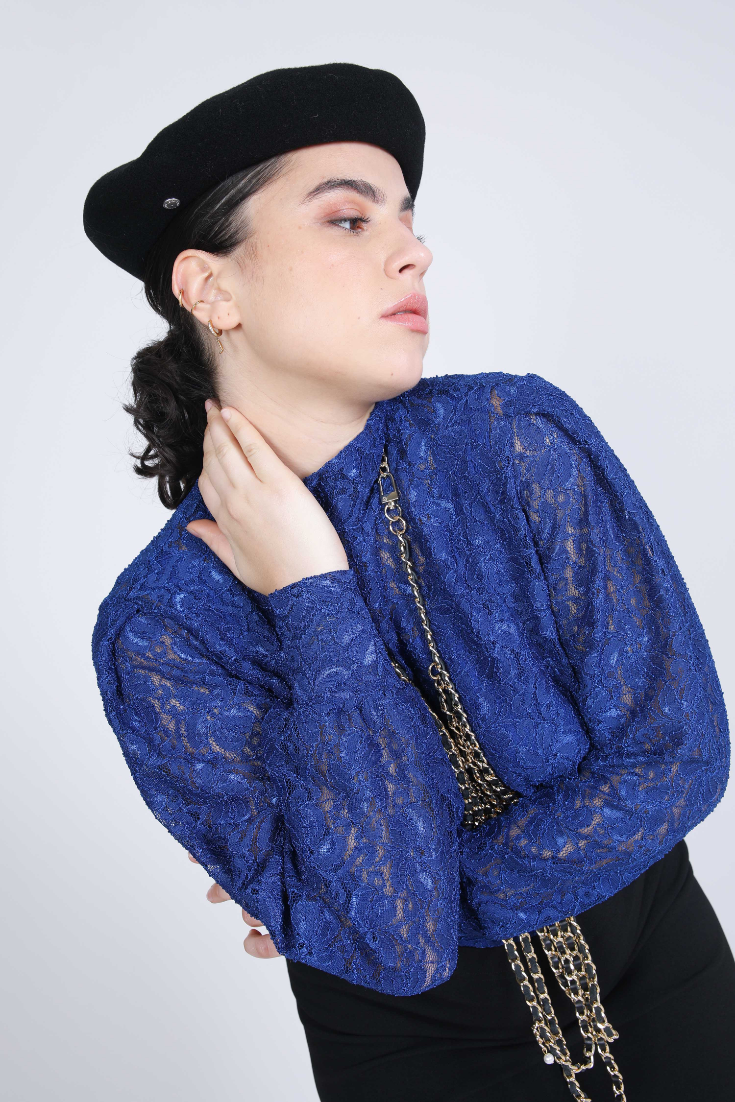 pull col cheminée en dentelle avec un top uni