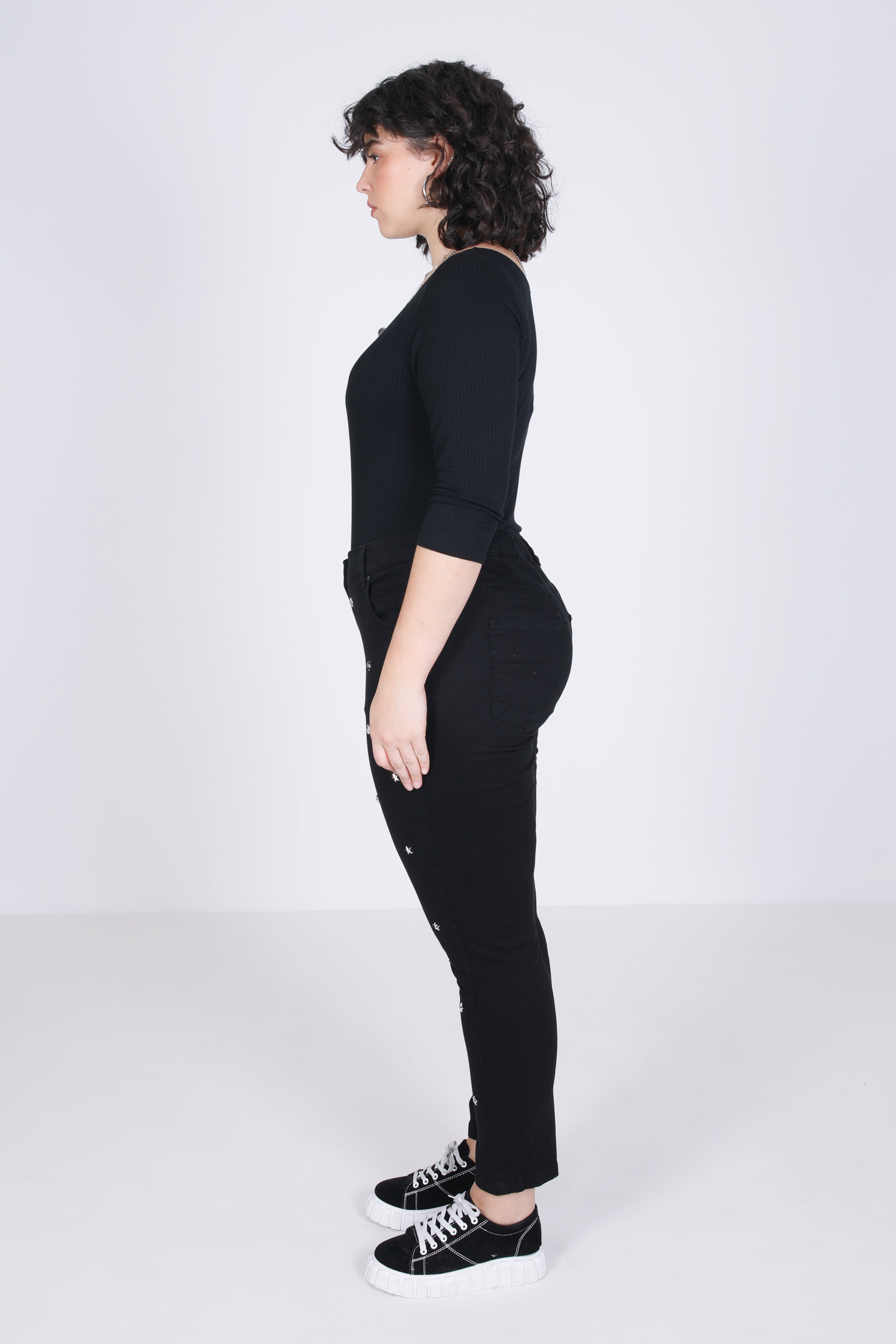 Jeans noir avec clous sur le devant