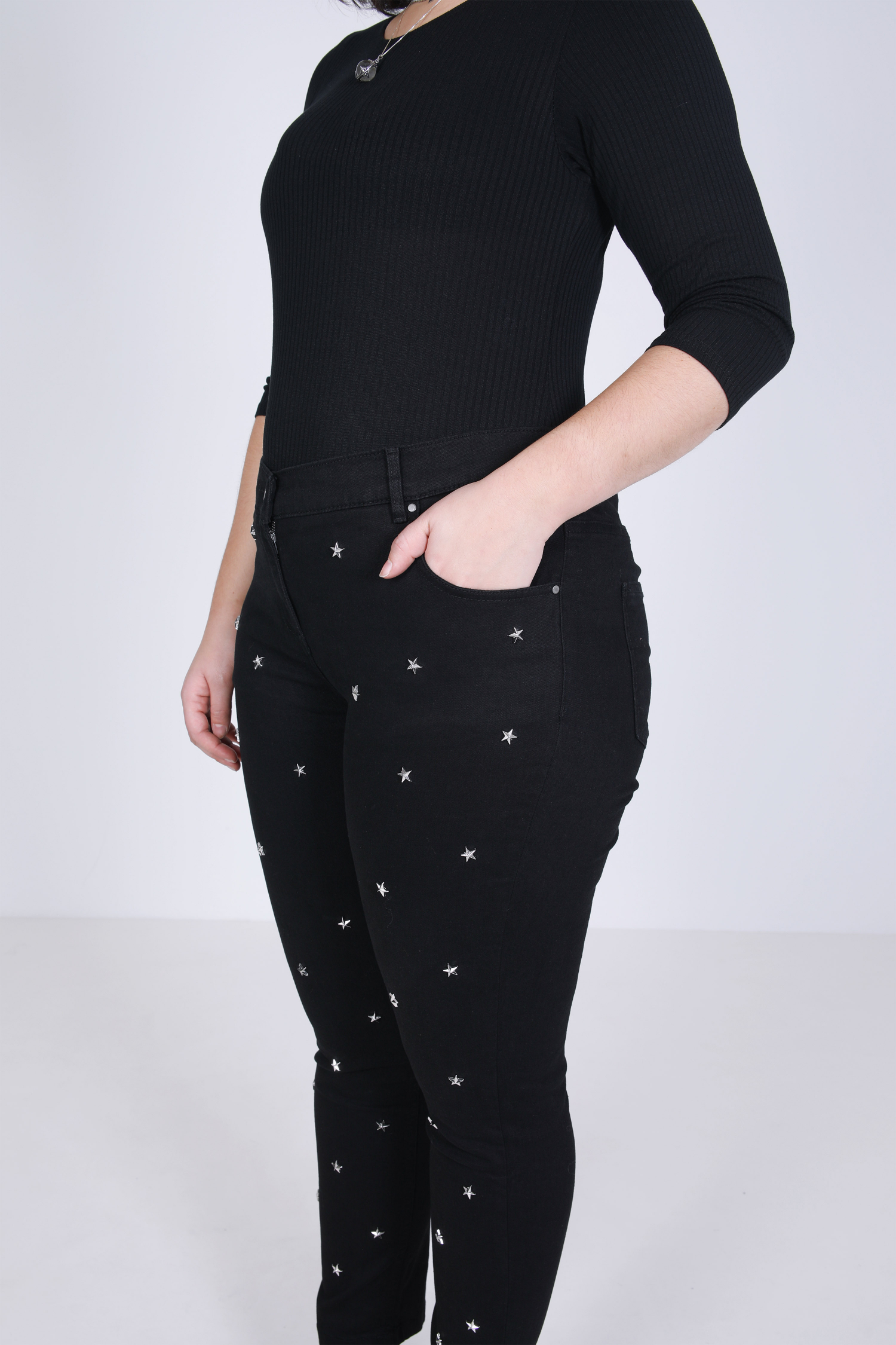 Jeans noir avec clous sur le devant
