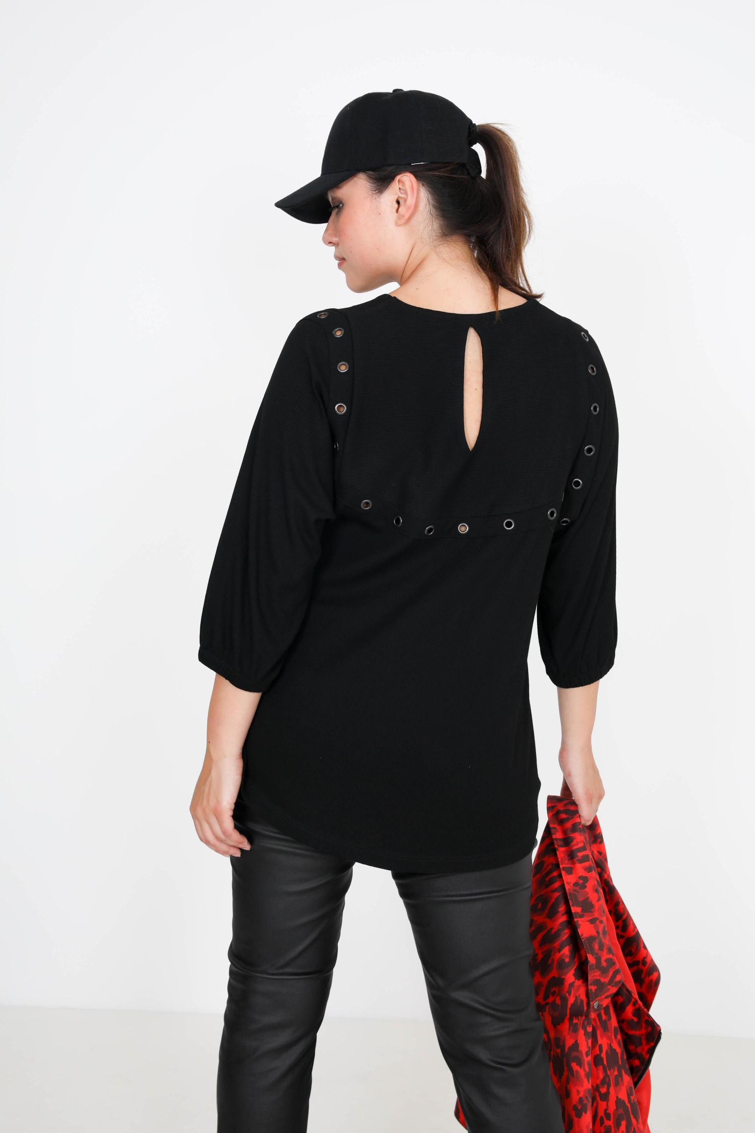 Pull uni en cote avec œillet 