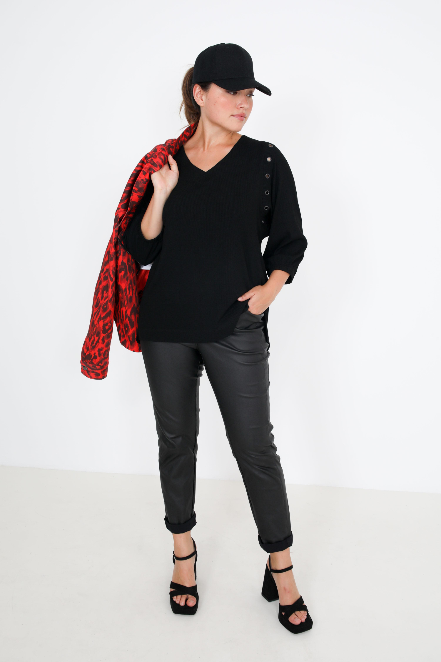 Pull uni en cote avec œillet 