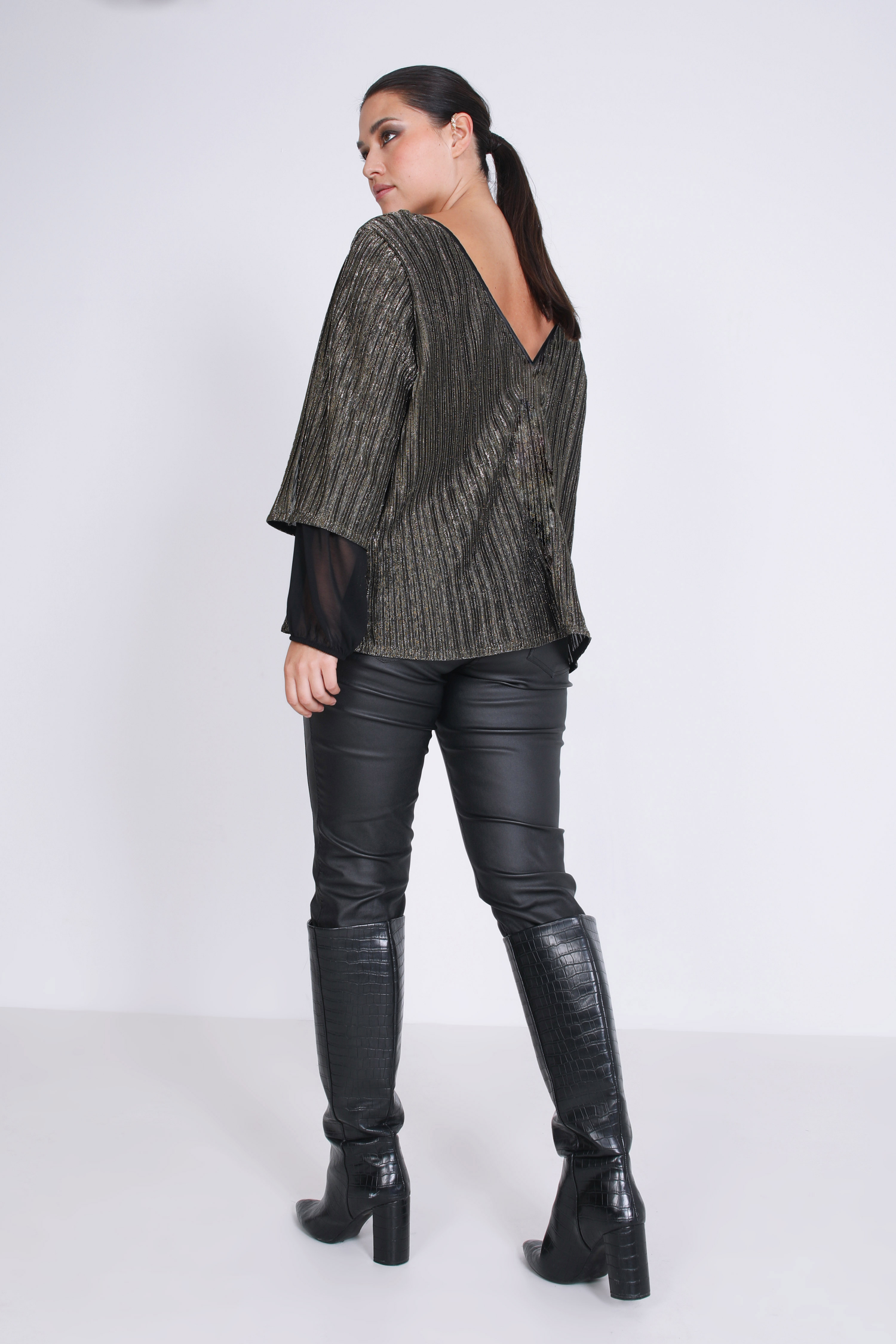 Blouse in pleated gold lamé and plain veil