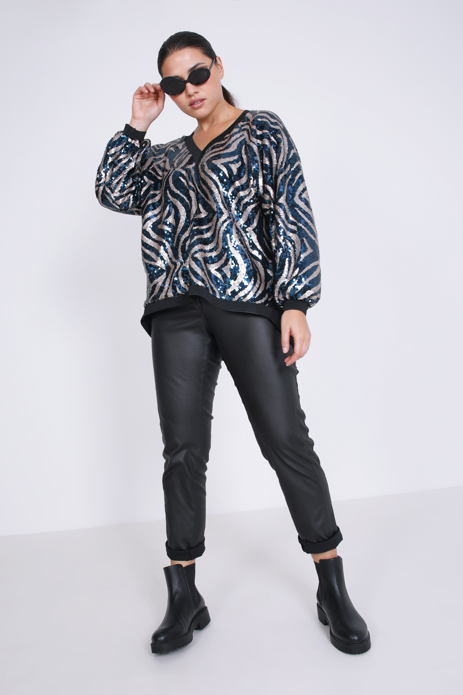 T-shirt in printed sequins and plain knit