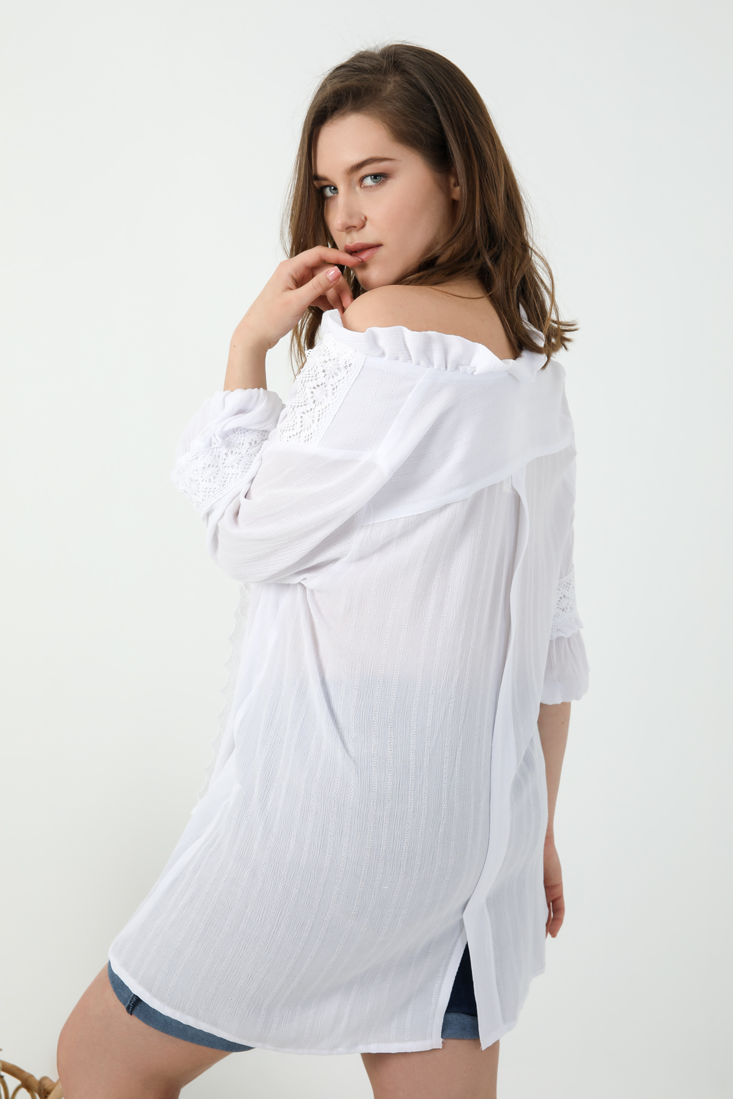 Plain shirt with large braid
