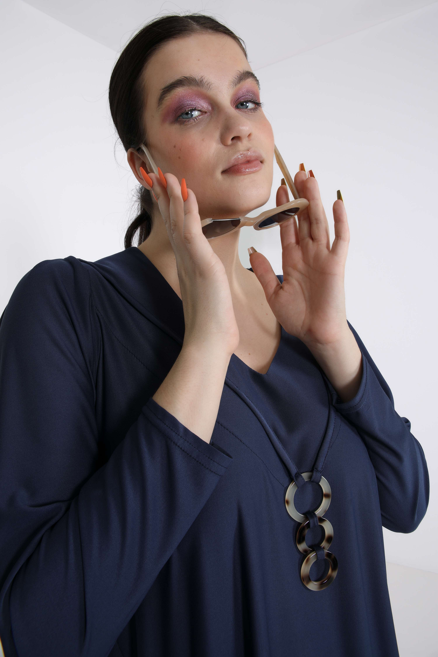 robe longue en maille avec collier décoratif 