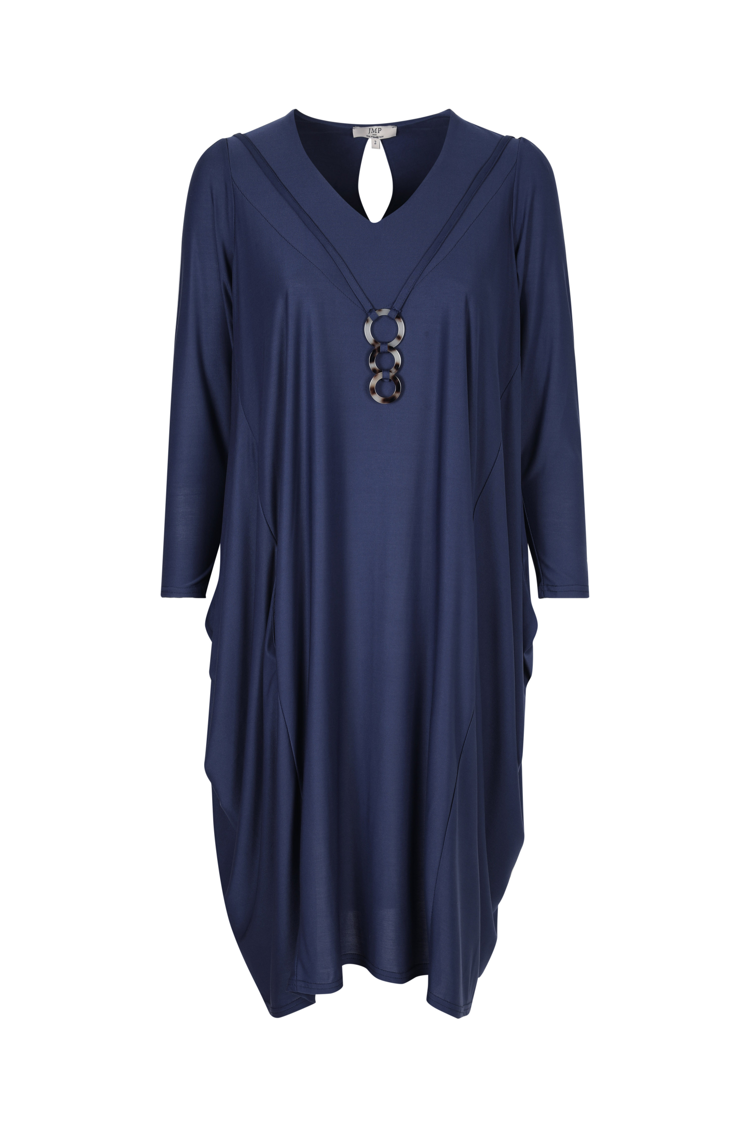 robe longue en maille avec collier décoratif 