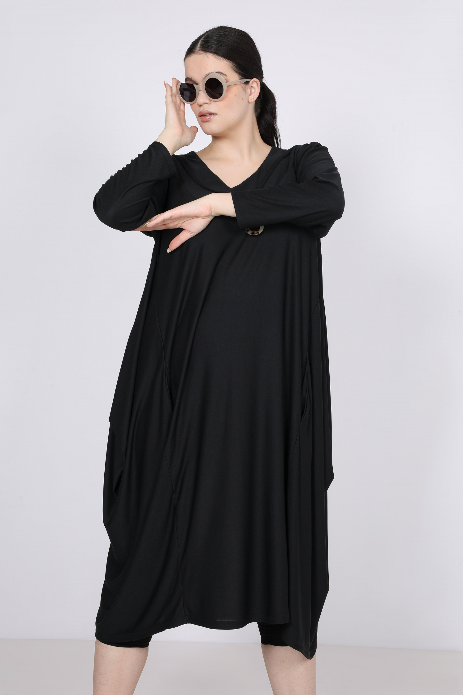 robe longue en maille avec collier décoratif 