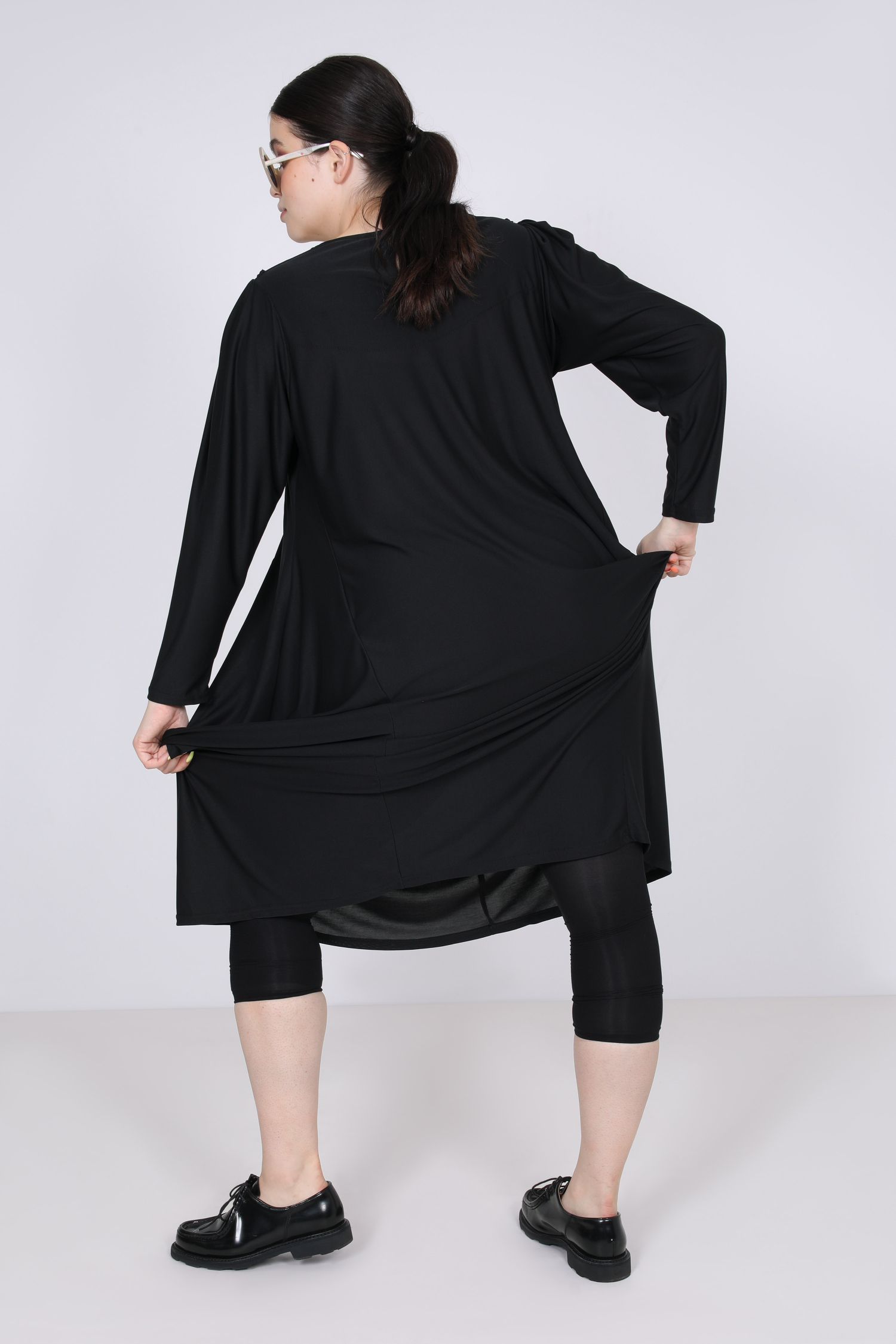 robe longue en maille avec collier décoratif 