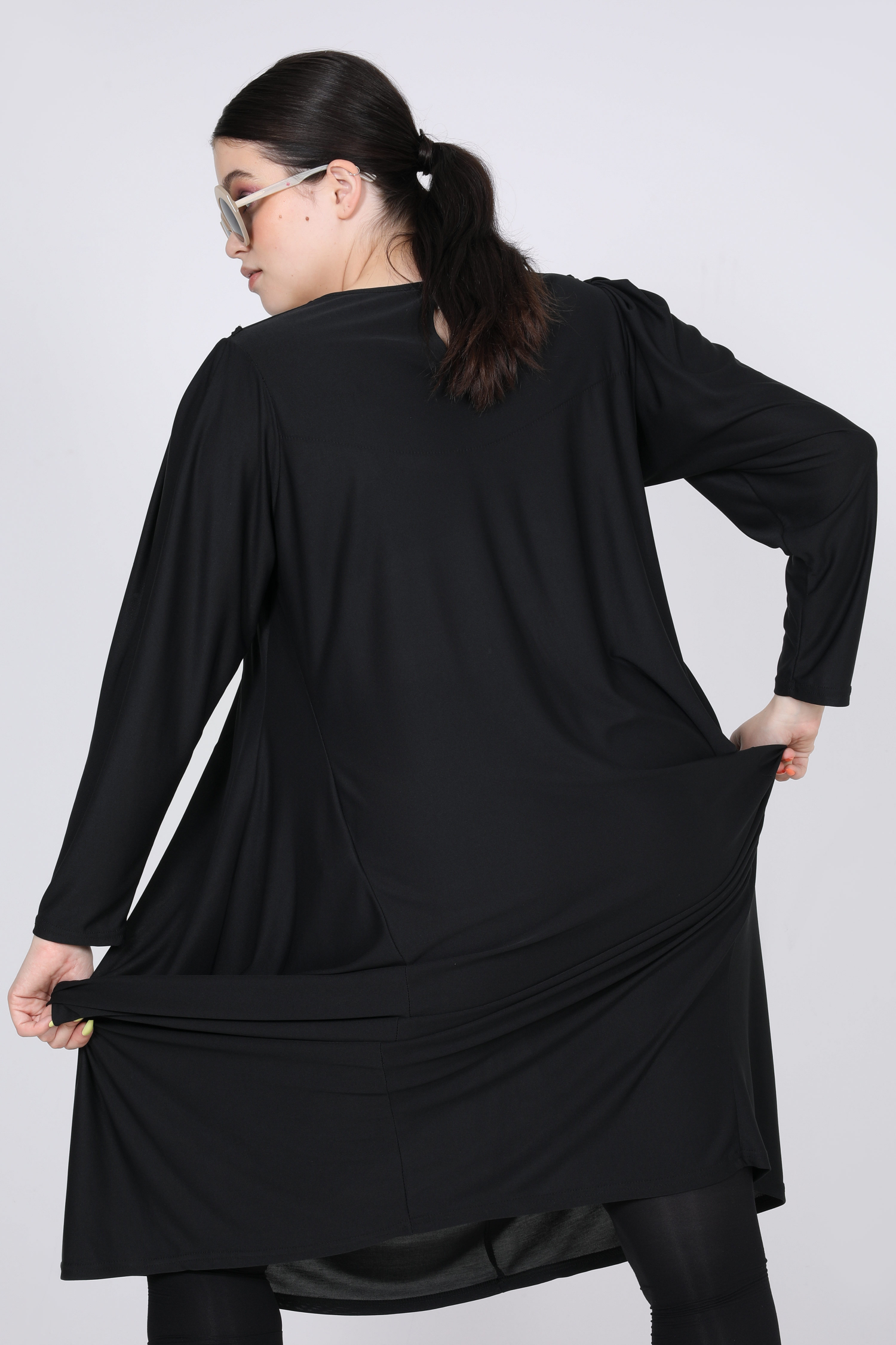 robe longue en maille avec collier décoratif 